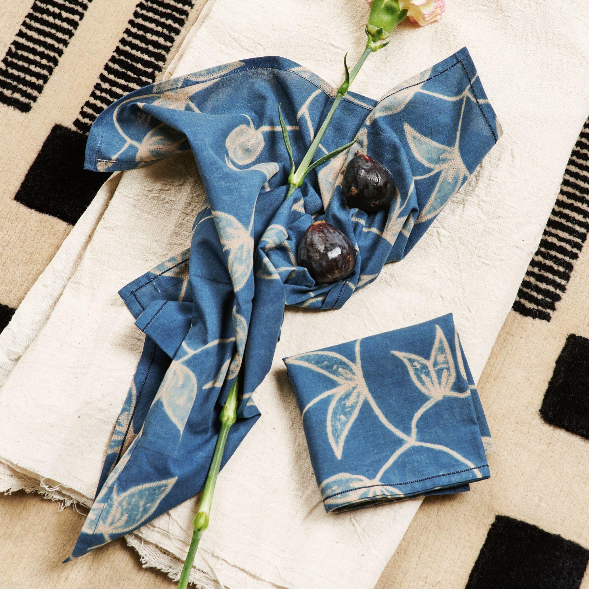 Folio Indigo  La serviette de table est une serviette artisanale unique et moderne. Créée de manière artistique et éthique par des artisans en Inde en utilisant le shibori.  en utilisant uniquement des teintures naturelles pures. Il s'agit d'une