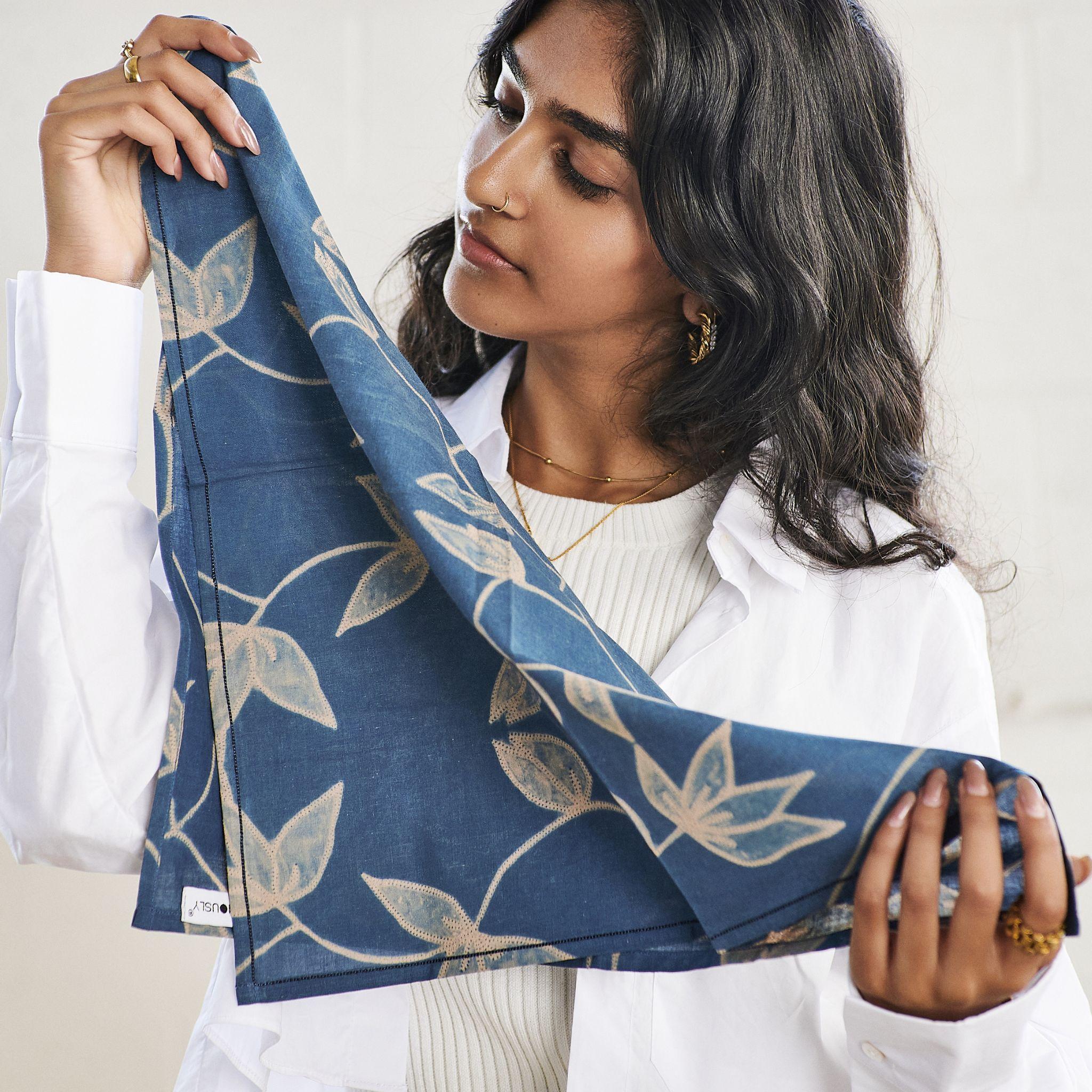 Moderne Napkin de table Folio en coton indigo, fabriqué à la main par des artisans ( lot de 4  ) en vente