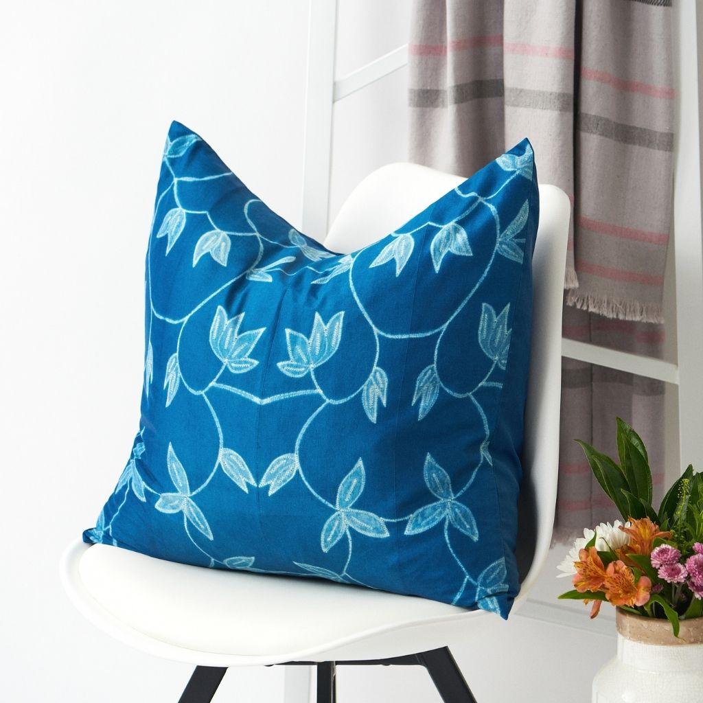 Indien Coussin en soie Shibori Folio à motifs floraux indigo en vente