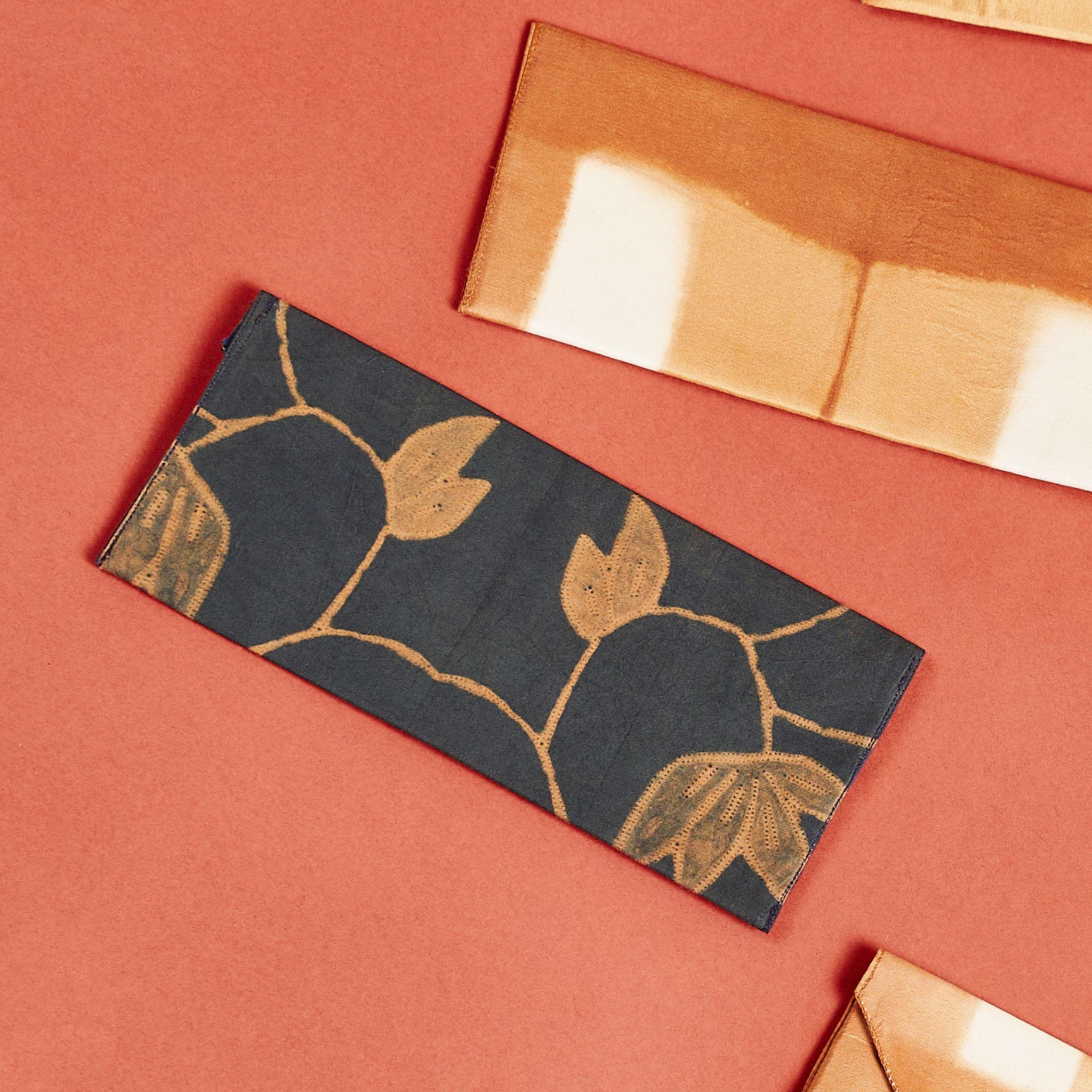 Folio Indigo Shibori Hand gedruckt Modern Artisanal Pouch / Geldbörse im Angebot 2