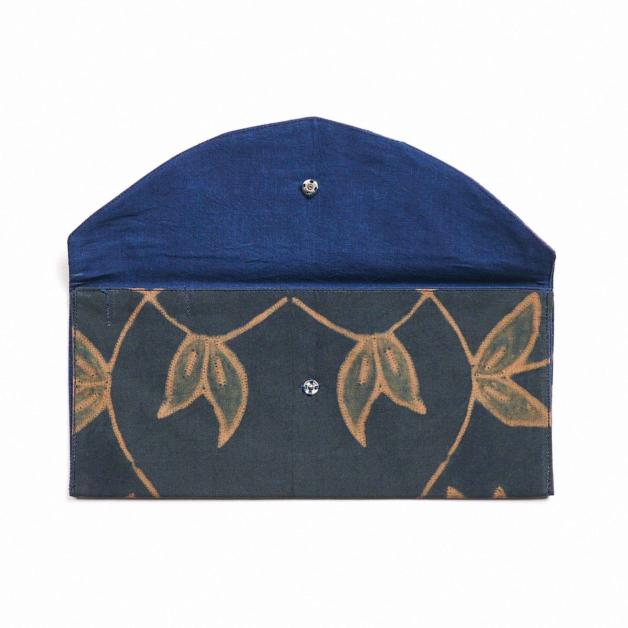 Gute Dinge kommen in kleinen Paketen, und das gilt auch für Folio Indigo Cotton Pouch, eine Tasche ohne Abfall.

Die langjährige Beziehung und Collaboration mit Shibori-Meistern in Indien seit mehr als 7 Jahren ist das Ergebnis dieser schönen