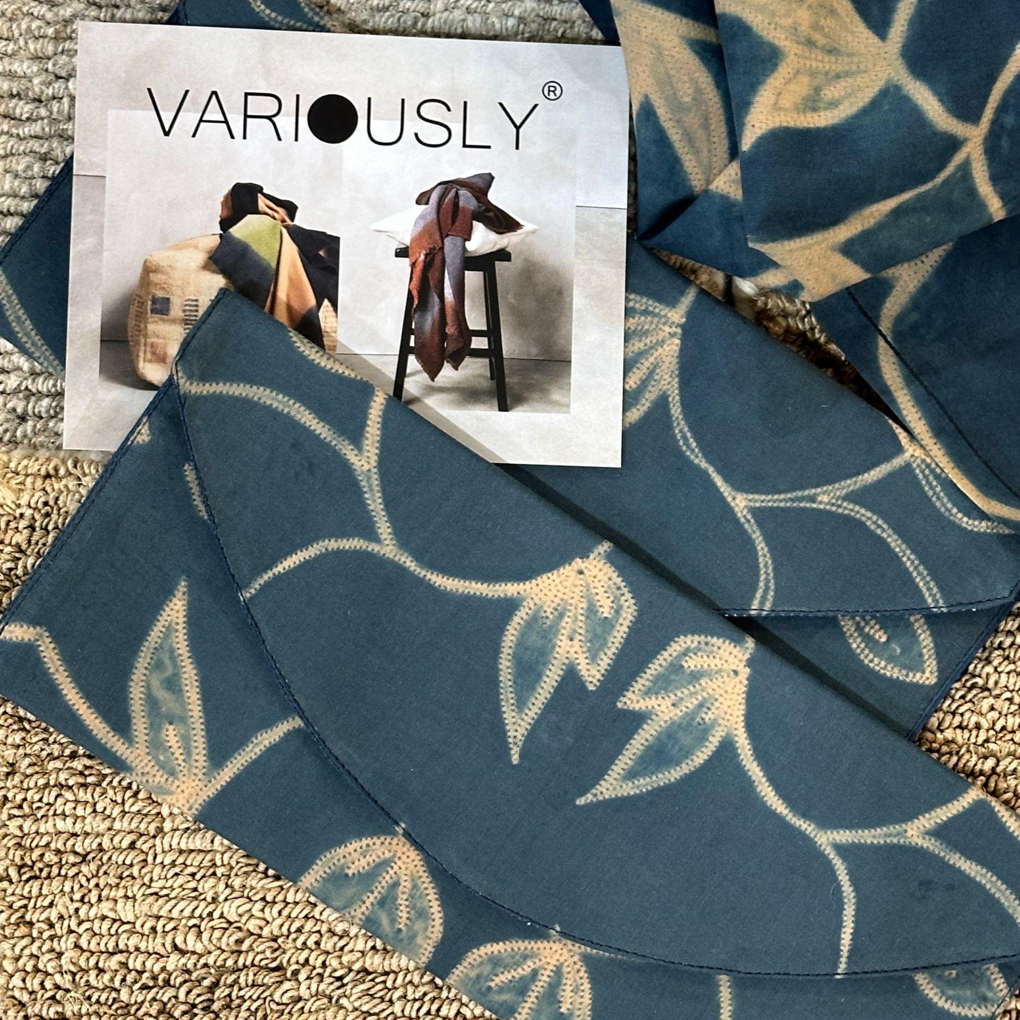 Folio Indigo Shibori Hand gedruckt Modern Artisanal Pouch / Geldbörse im Angebot 1