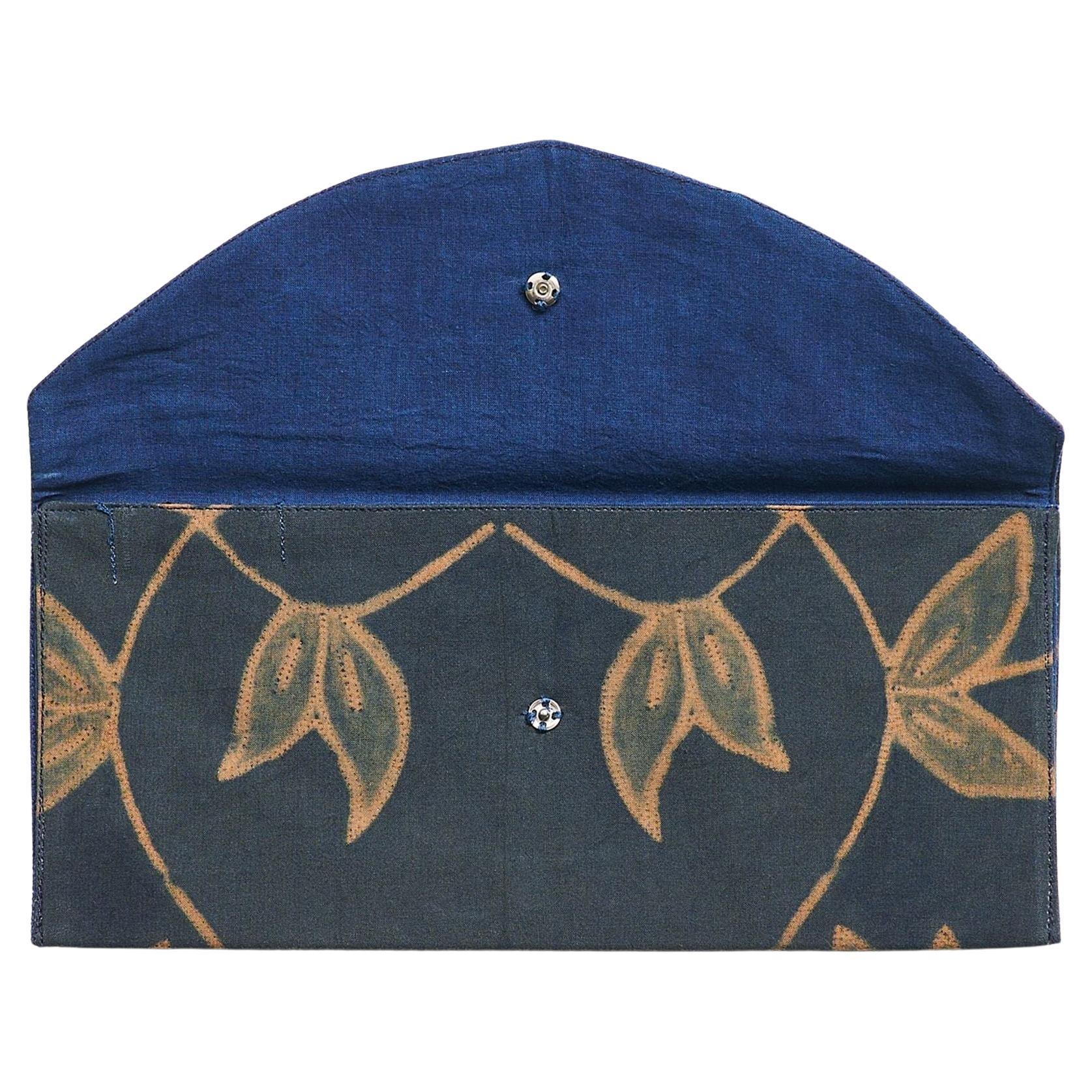 Folio Indigo Shibori Hand gedruckt Modern Artisanal Pouch / Geldbörse im Angebot