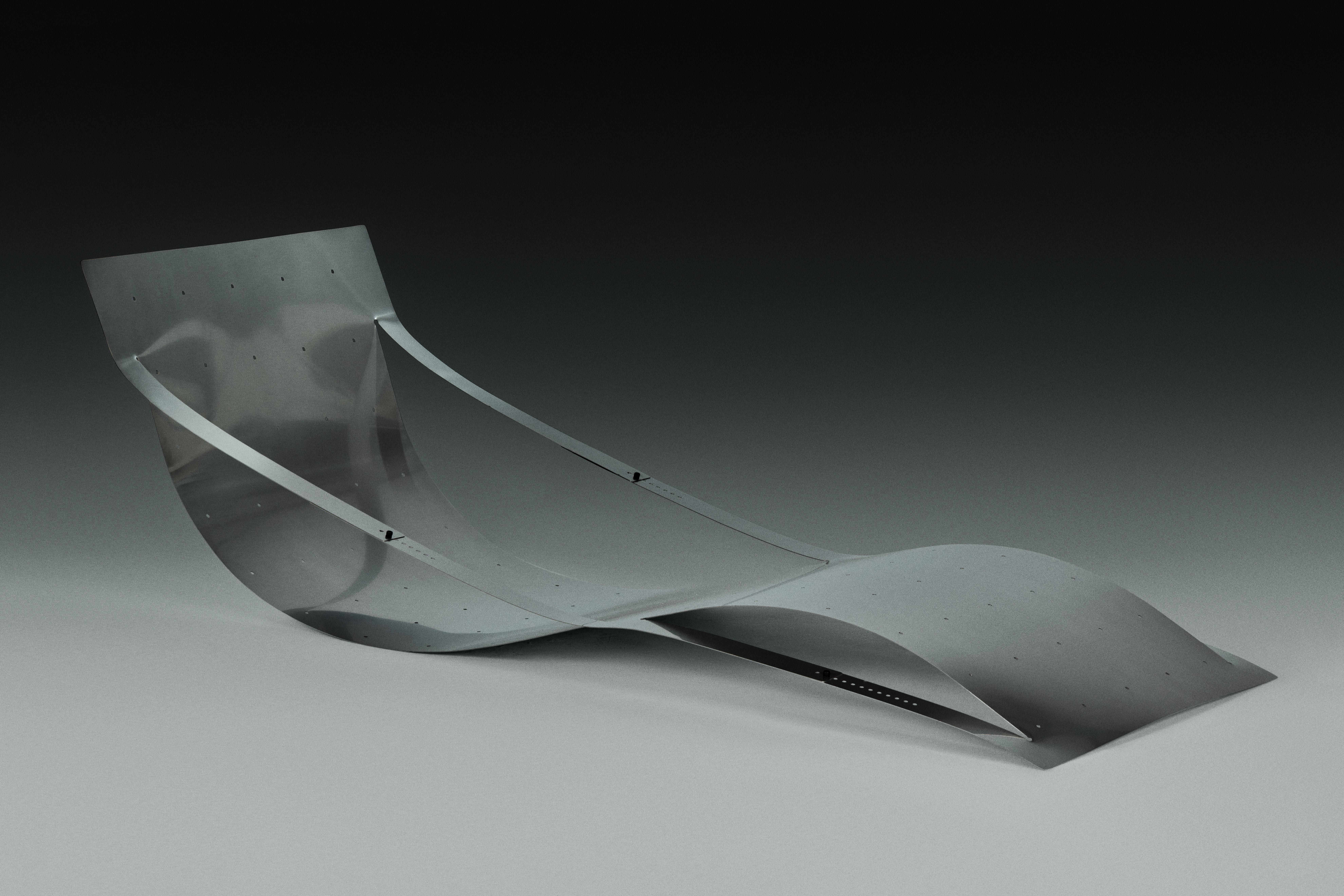 Fauteuil Folio de Kutarq Studio
Matériaux : Acier inoxydable.
Dimensions : D 200 x L 72 x H 42 cm

La chaise longue FOLIO explore les qualités de traction de l'acier, en prenant l'apparence visuelle du papier plié.
En fonction de la position des
