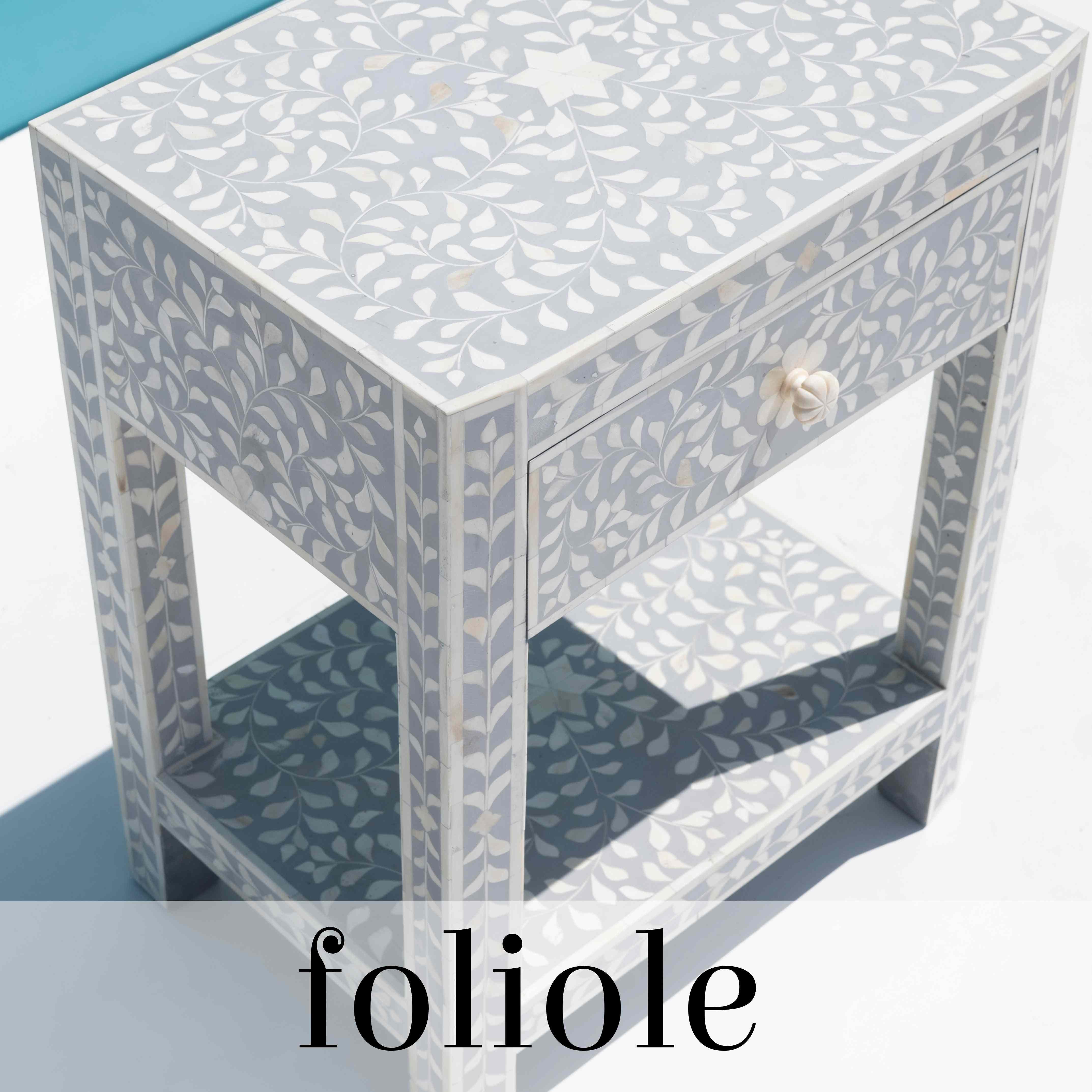 Ajoutez une touche d'élégance et de savoir-faire artisanal à votre chambre à coucher avec notre table de nuit Foliole Bone Inlay. Fabriquée à la main à partir de matériaux de haute qualité, cette table de nuit présente de petites structures en forme