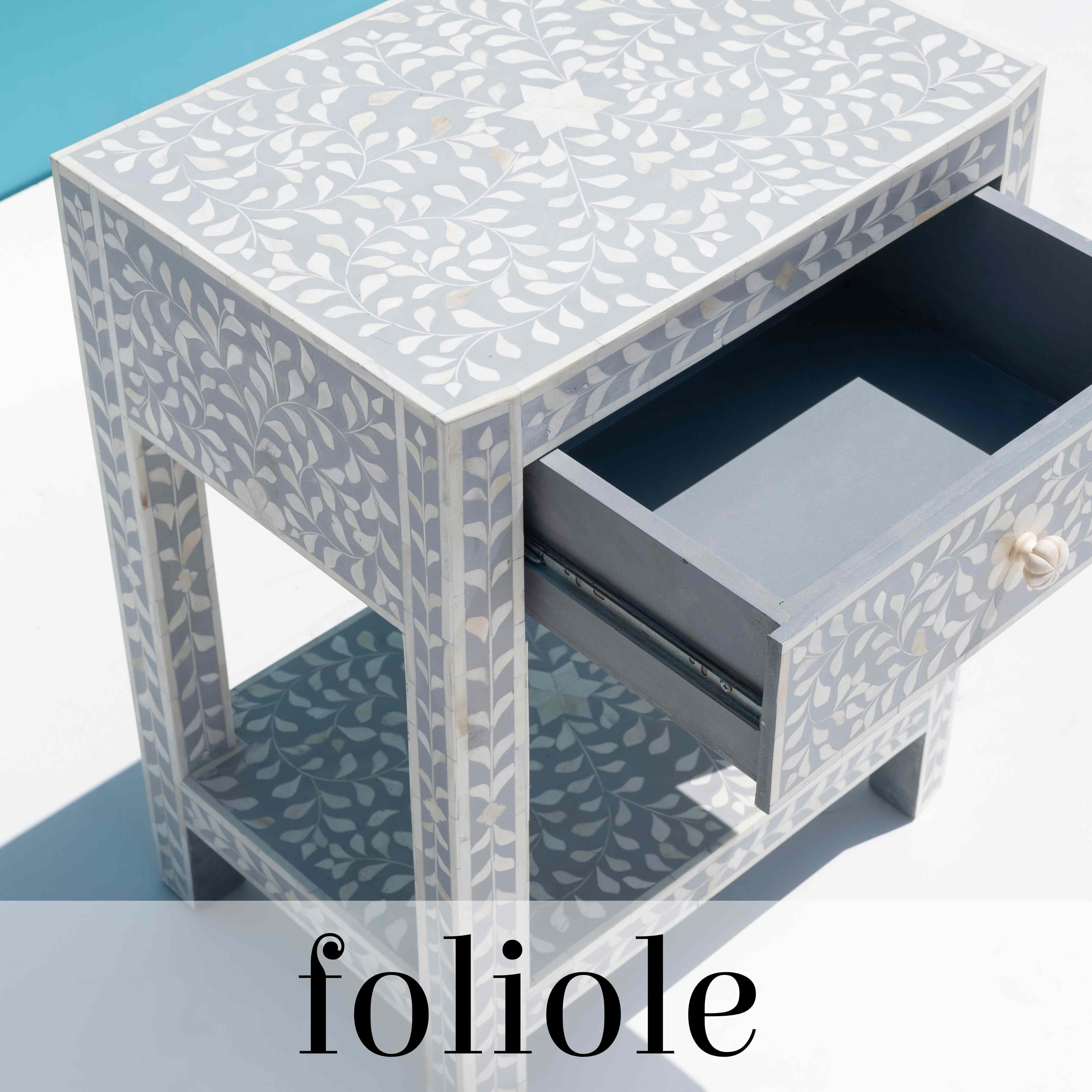 Mid-Century Modern Table de nuit gris Foliole en vente