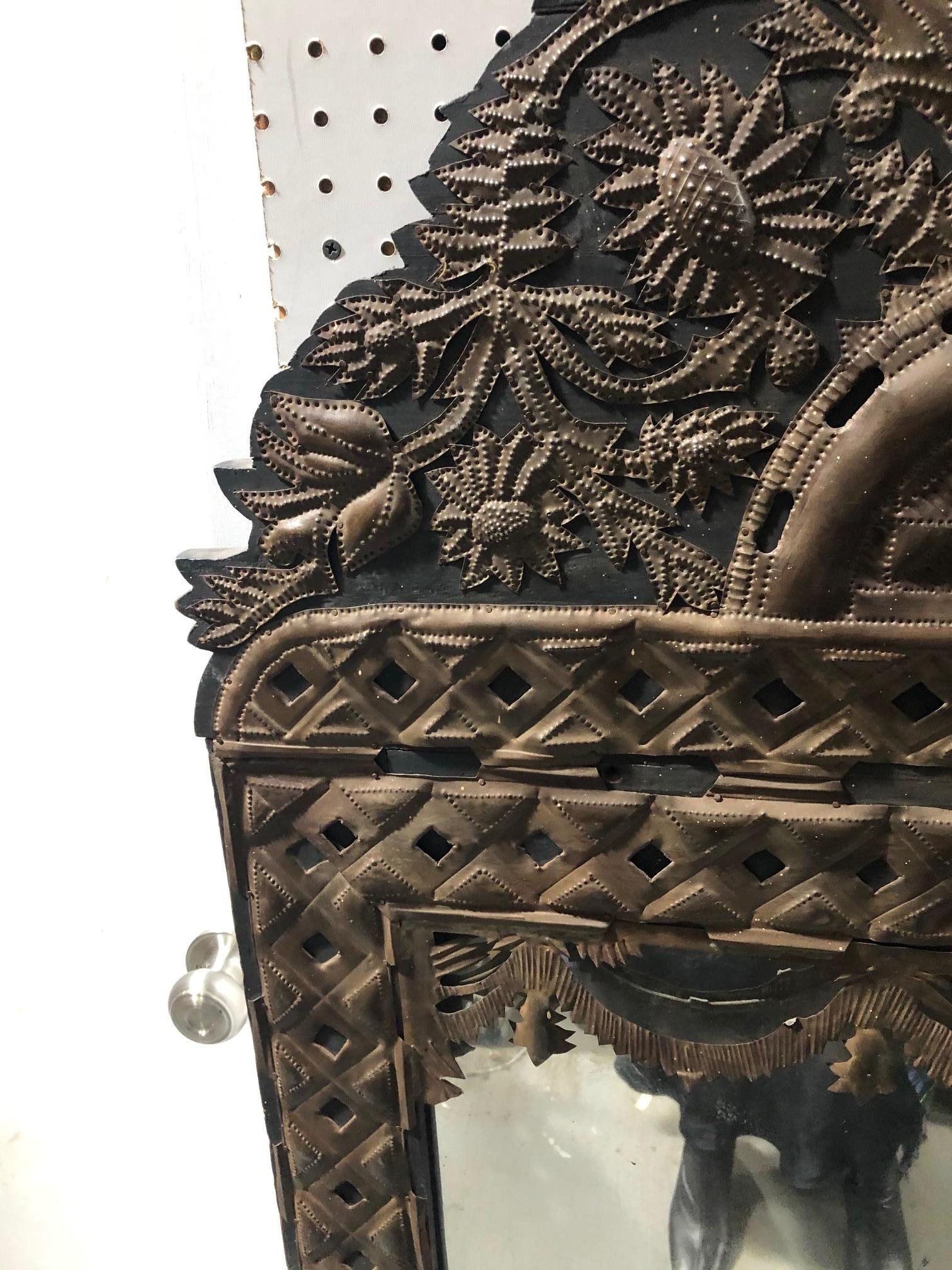 Specchio da parete messicano in metallo stampato e legno ebanizzato con frontone In condizioni buone in vendita a Queens, NY