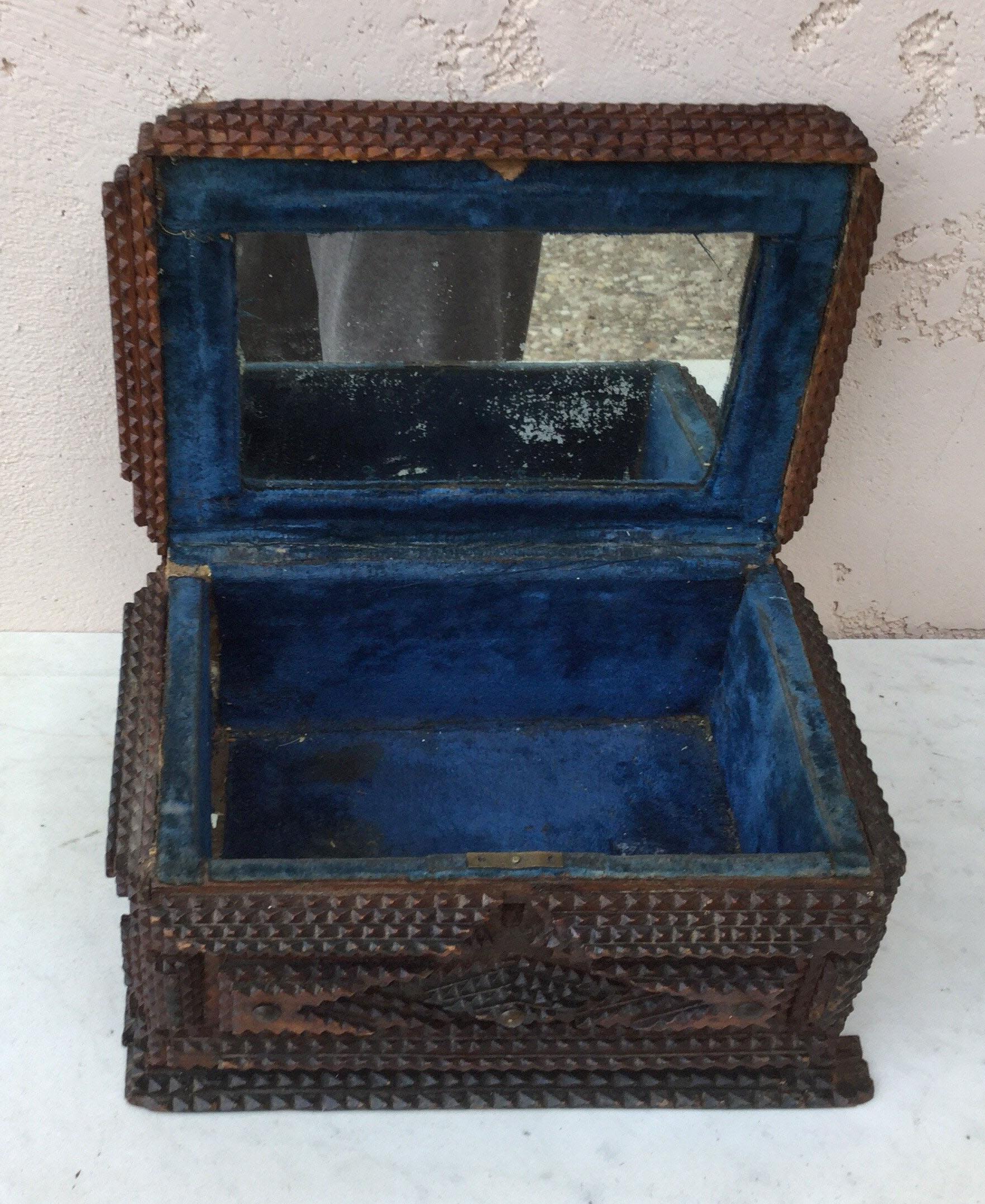 Französische Volkskunst des 19. Jahrhunderts Tramp Box im Zustand „Gut“ im Angebot in Austin, TX