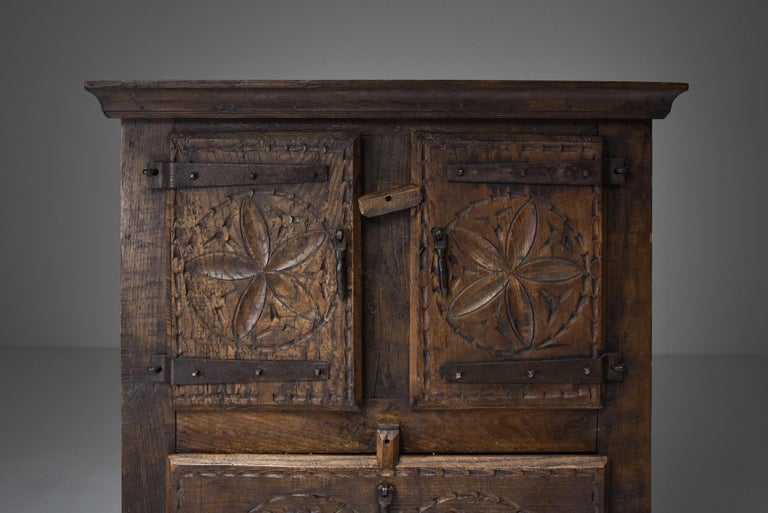 Pine Folk Art 19th Century 'travail d'art populaire' Cabinet from Bretagne, France For Sale