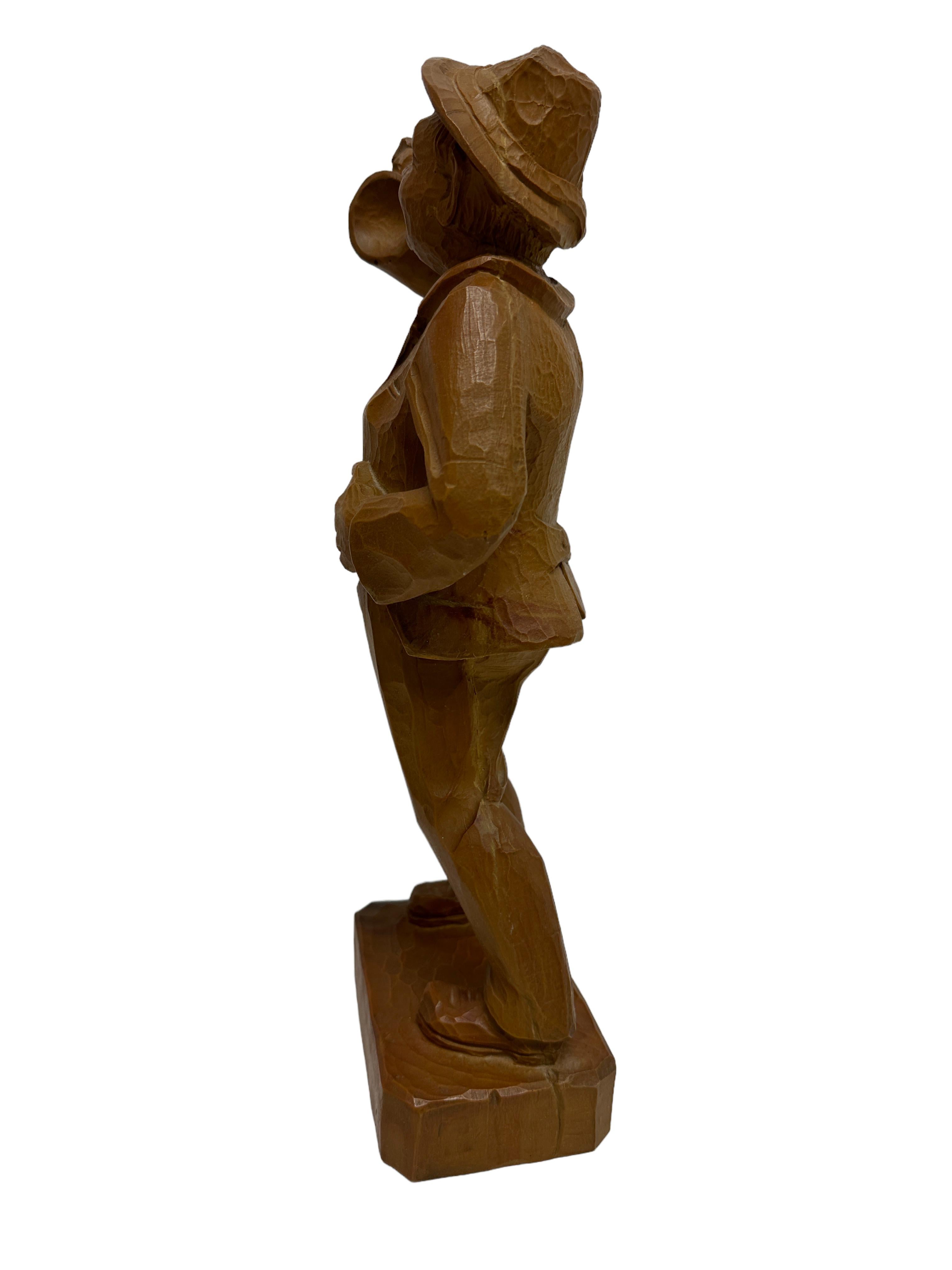Sculpture en pin représentant un homme buvant de la bière, Autriche, 20e siècle. Il tient sa chope d'une main et redresse sa veste de l'autre. Avec une marque de fabrication à la base. Trouvé dans une vente de succession à Vienne, en Autriche. Il