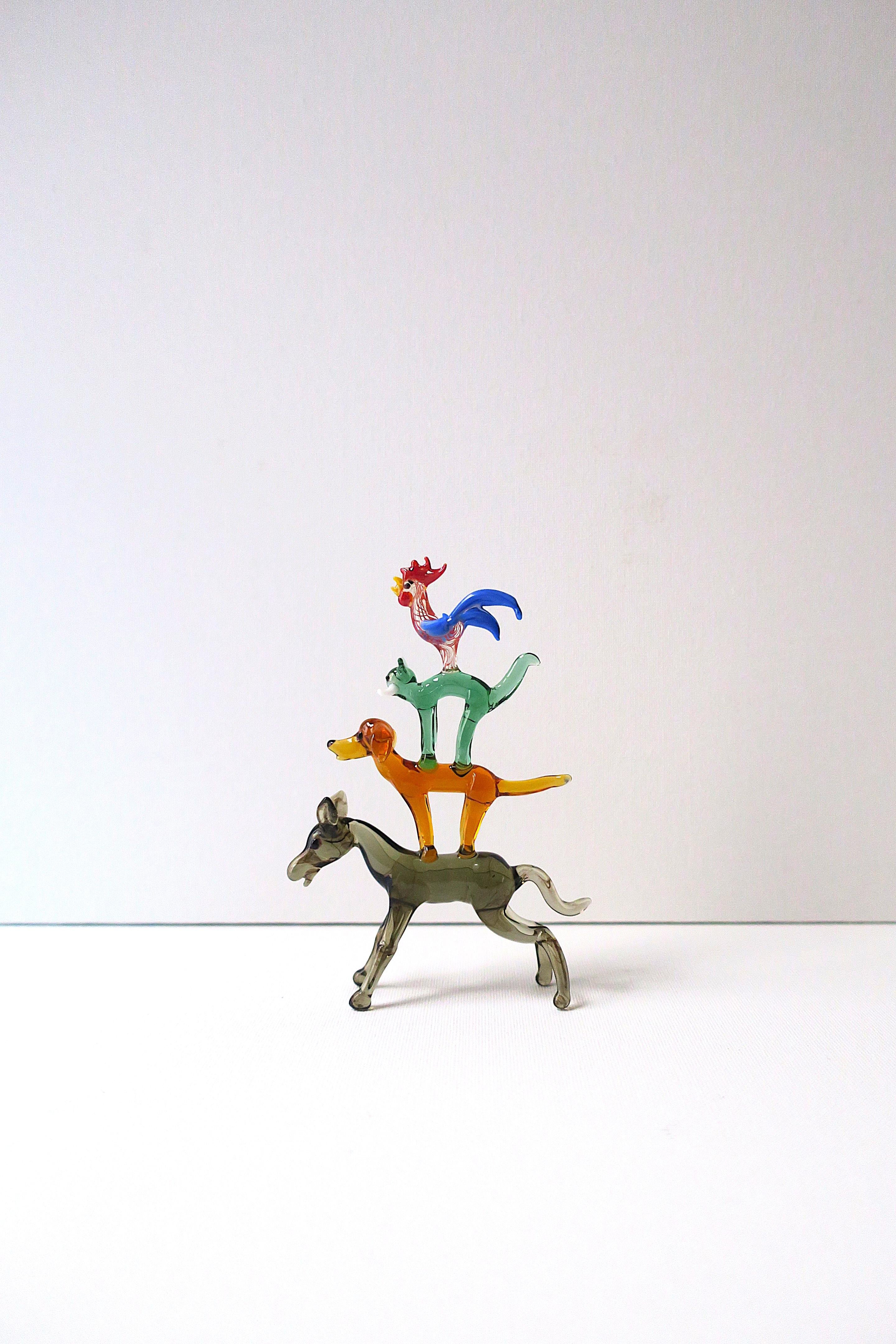 Preciosa escultura de animal de vidrio artístico, diseño Folk Art, hacia mediados del siglo XX. La escultura es vidrio artístico soplado a mano de animales de granja, desde la base hasta la cima, un caballo, un perro, un gato y un gallo. Preciosos