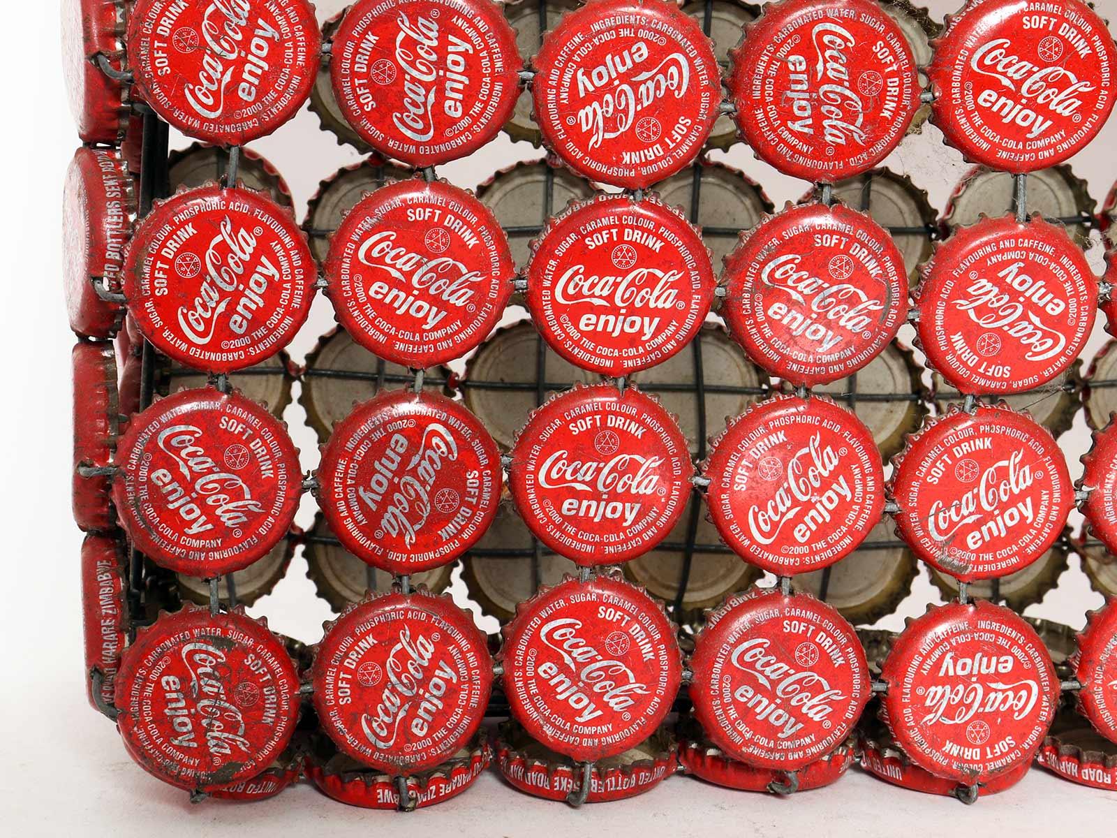 Un petit sac d'art populaire amusant et inhabituel, fabriqué à partir de capsules de Coca Cola reliées entre elles. Burkina Faso, fin des années 80.