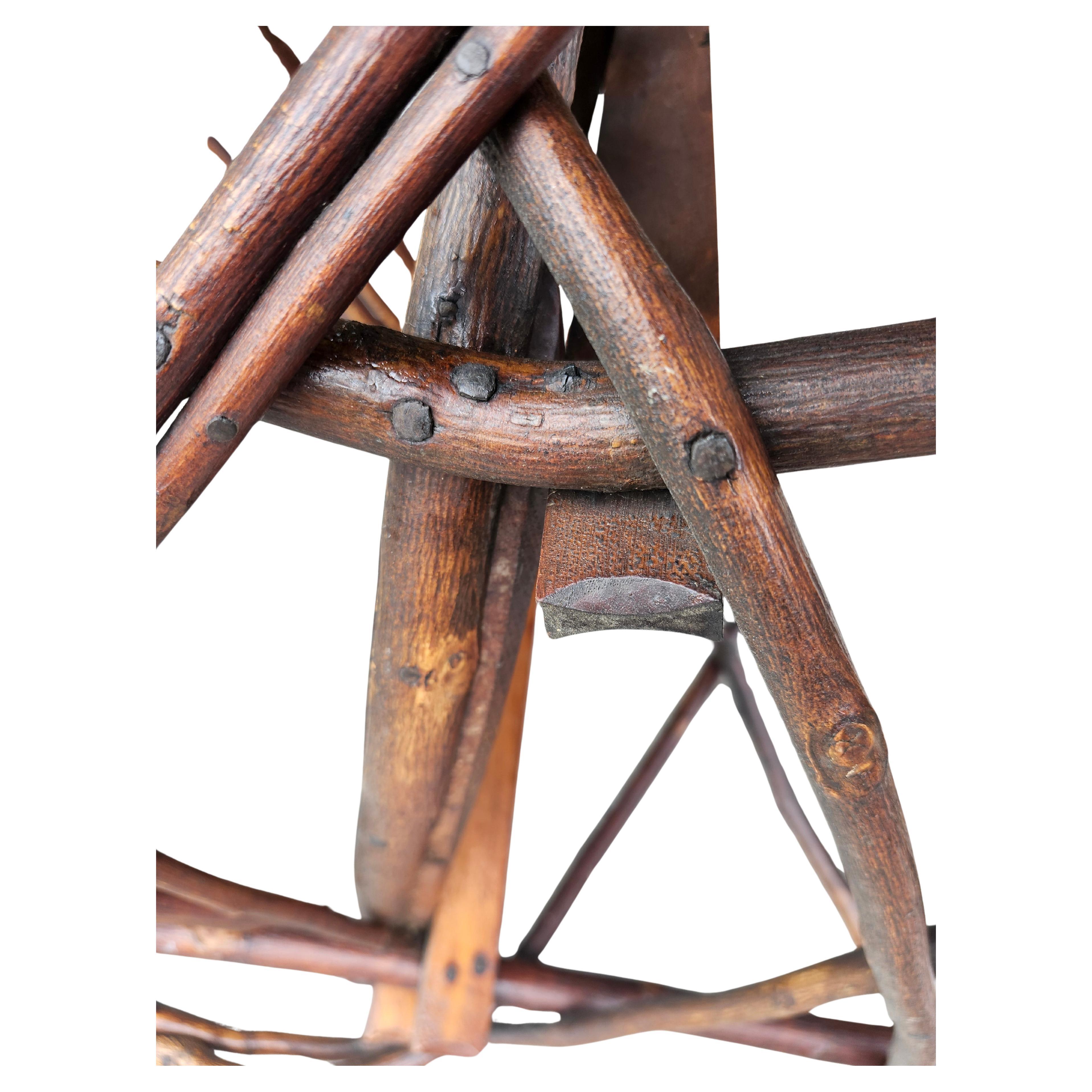 Noce americano Sedia a dondolo Folk Art Bent Twig Hand Crafted Adirondack Arts & Crafts C1900 in vendita