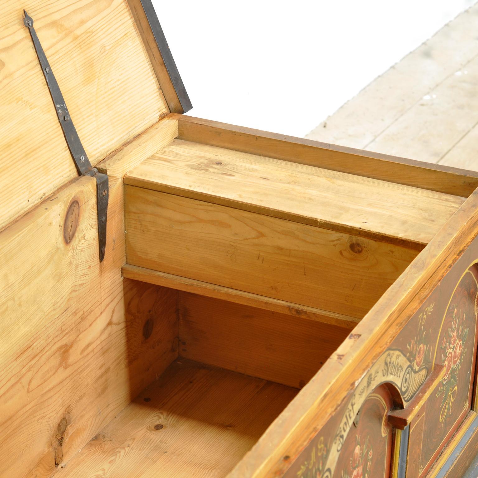 Peint à la main Folk-Art Bridal Chest, anno 1875 en vente