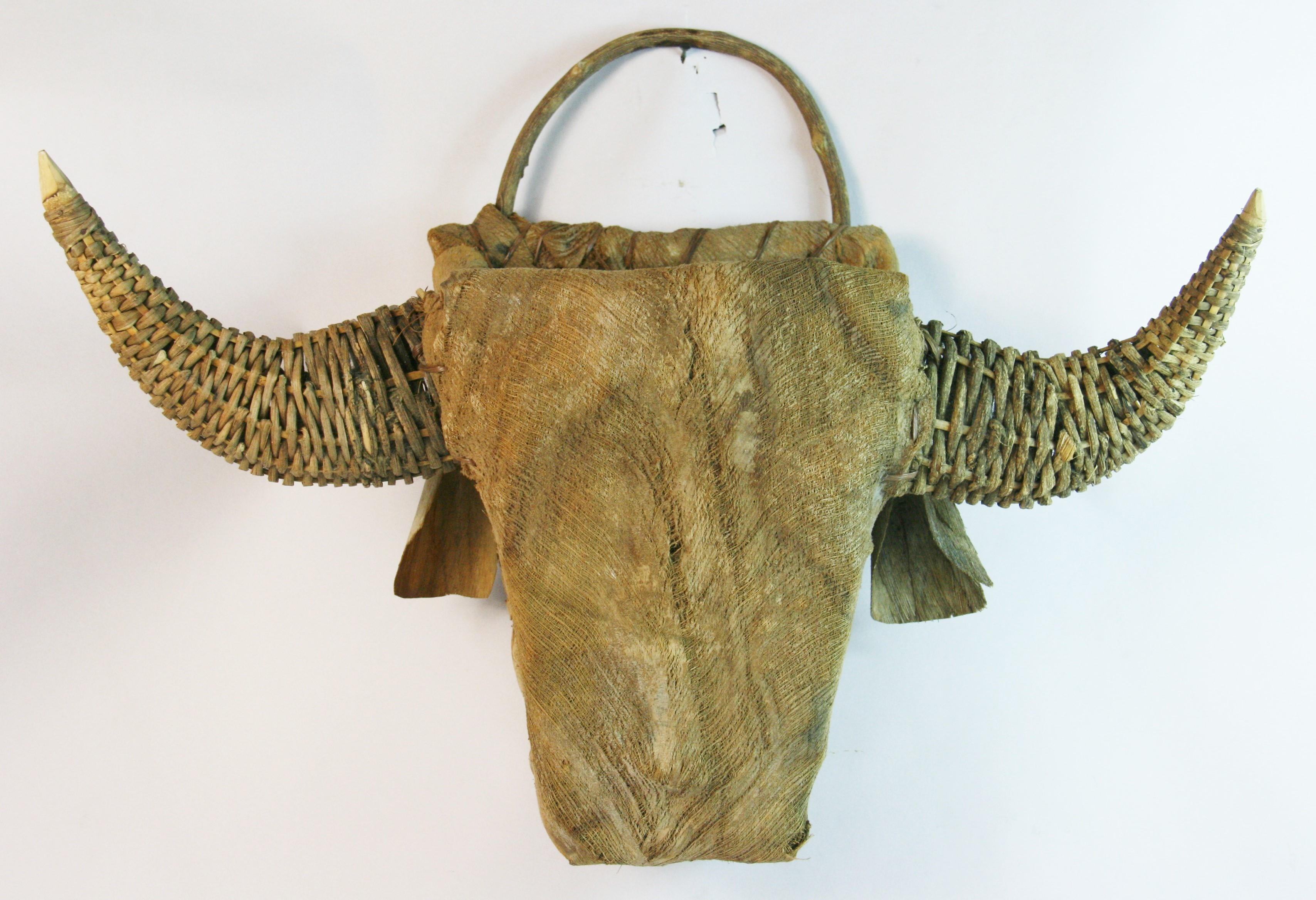 1870 Sculpture de taureau d'art populaire réalisée à la main à partir de matériaux naturels
Pochette de 8x7.5