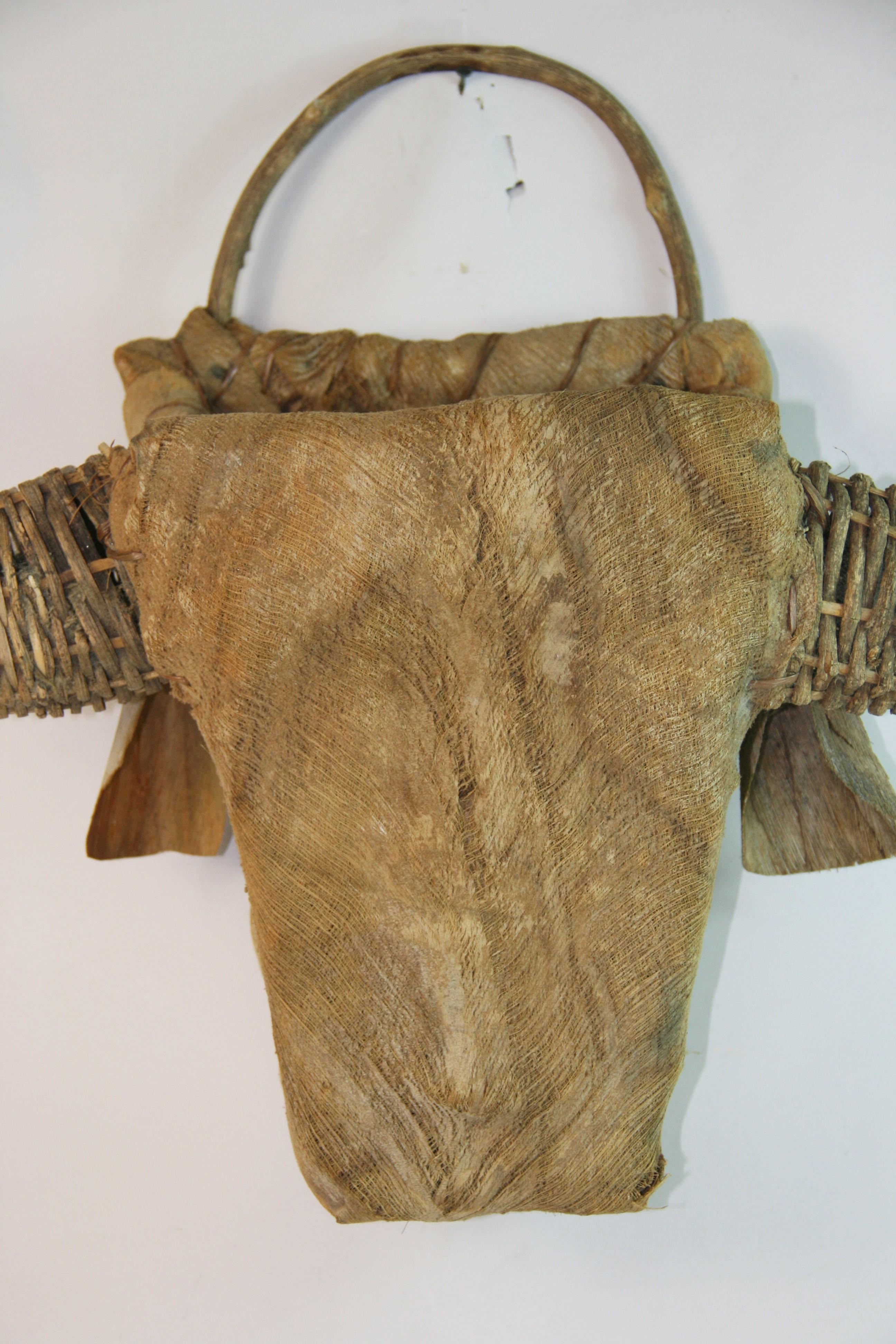 Fait main Sculpture de taureau d'art populaire en vente