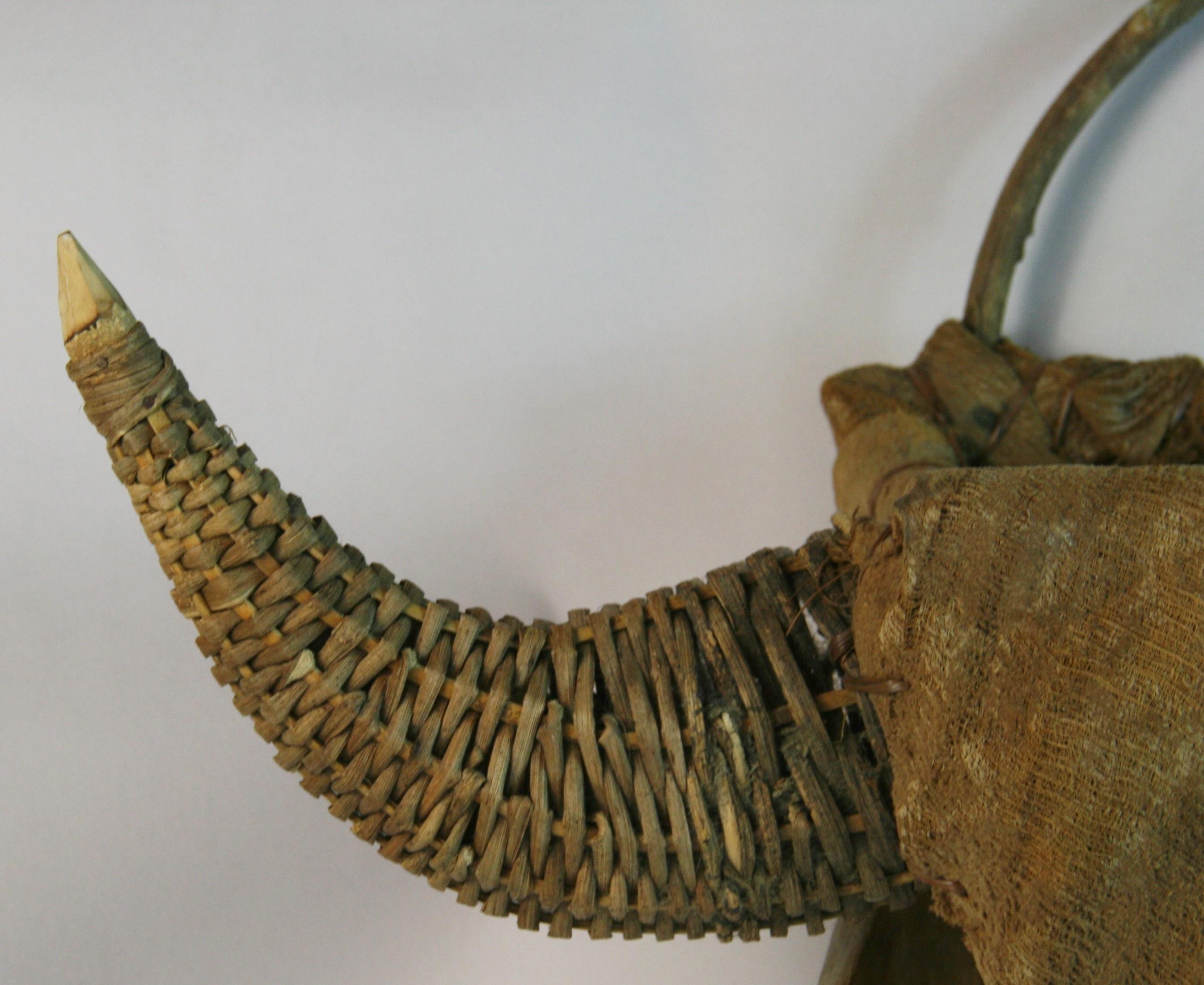 Sculpture de taureau d'art populaire Bon état - En vente à Douglas Manor, NY