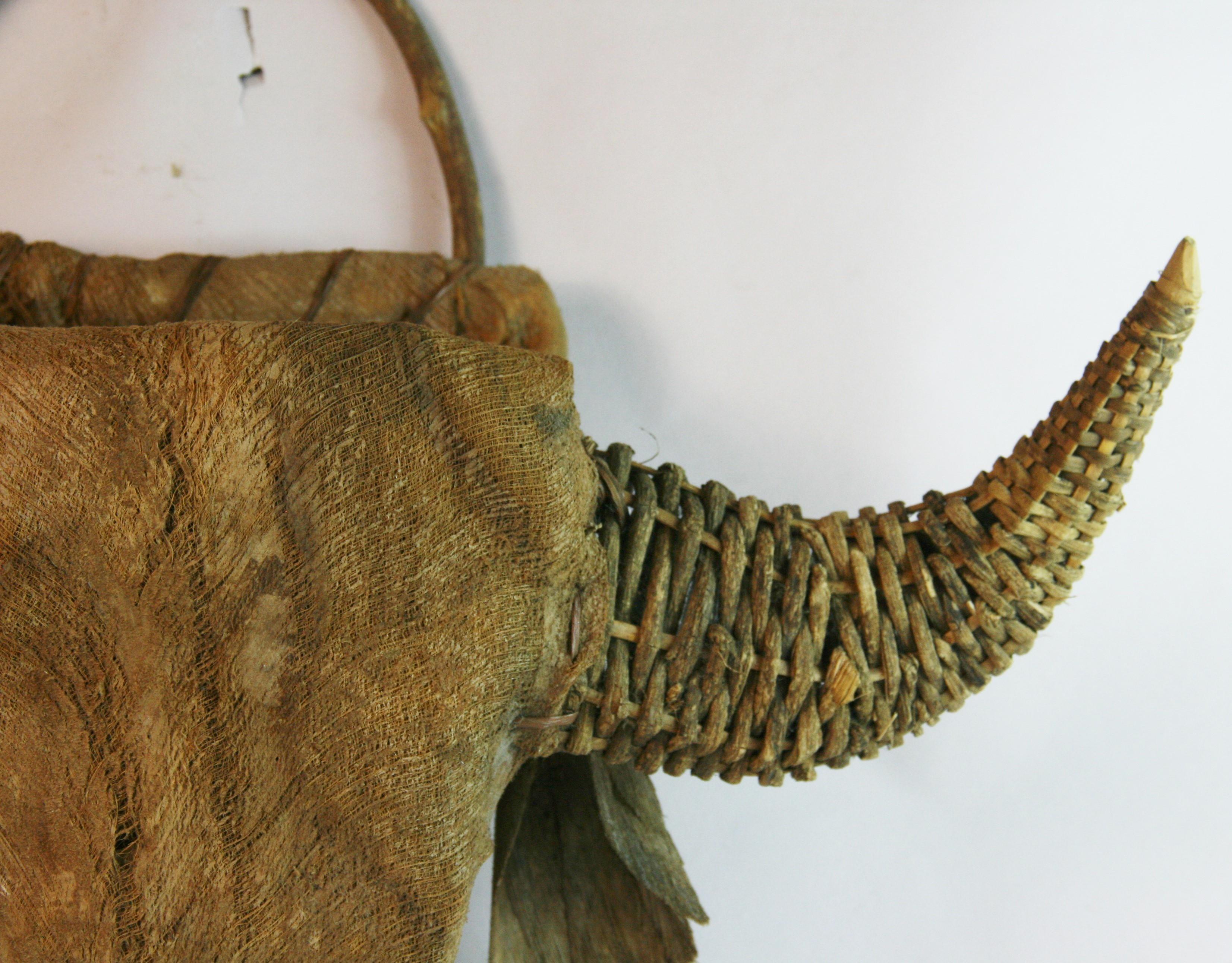 Milieu du XXe siècle Sculpture de taureau d'art populaire en vente