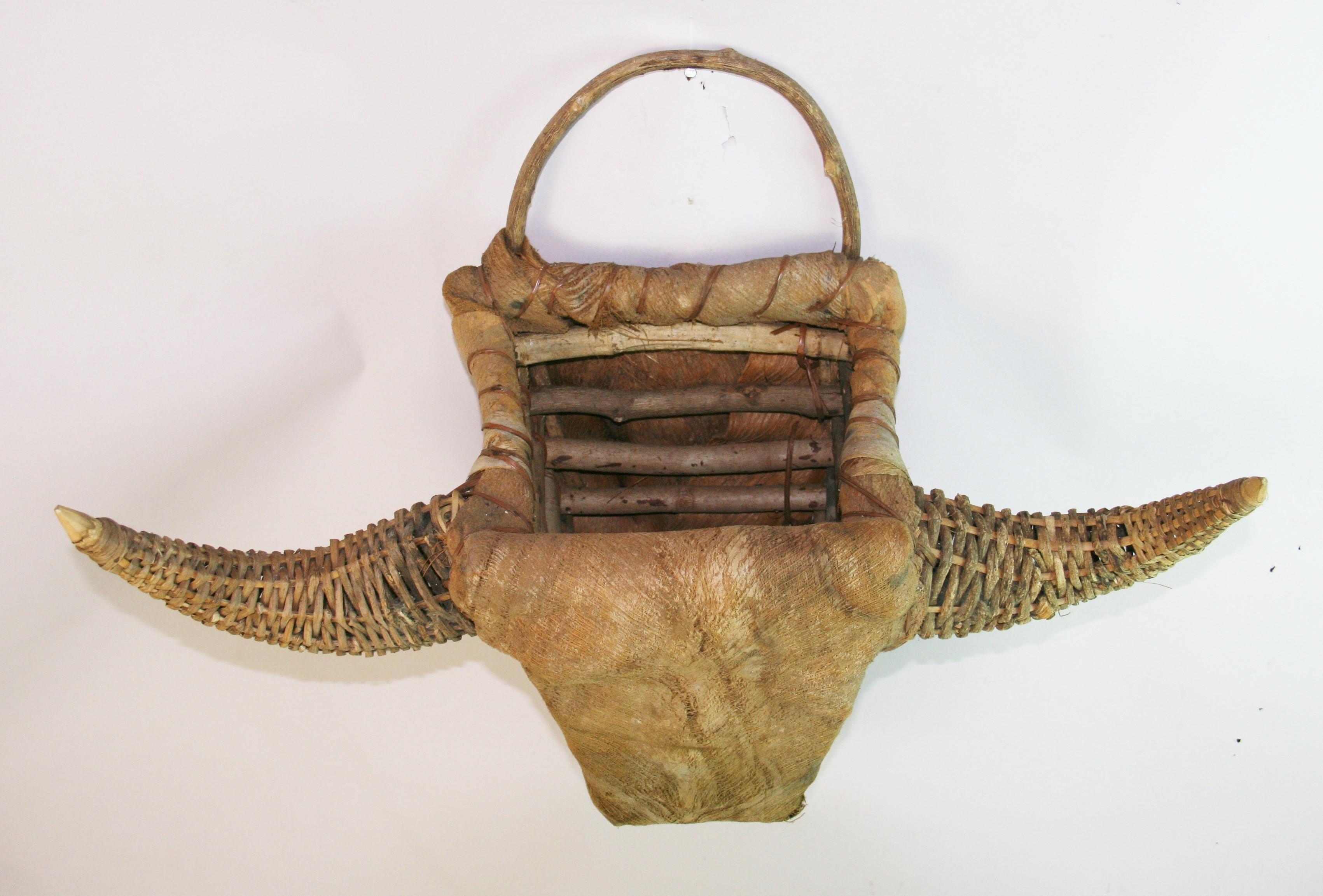 Rotin Sculpture de taureau d'art populaire en vente