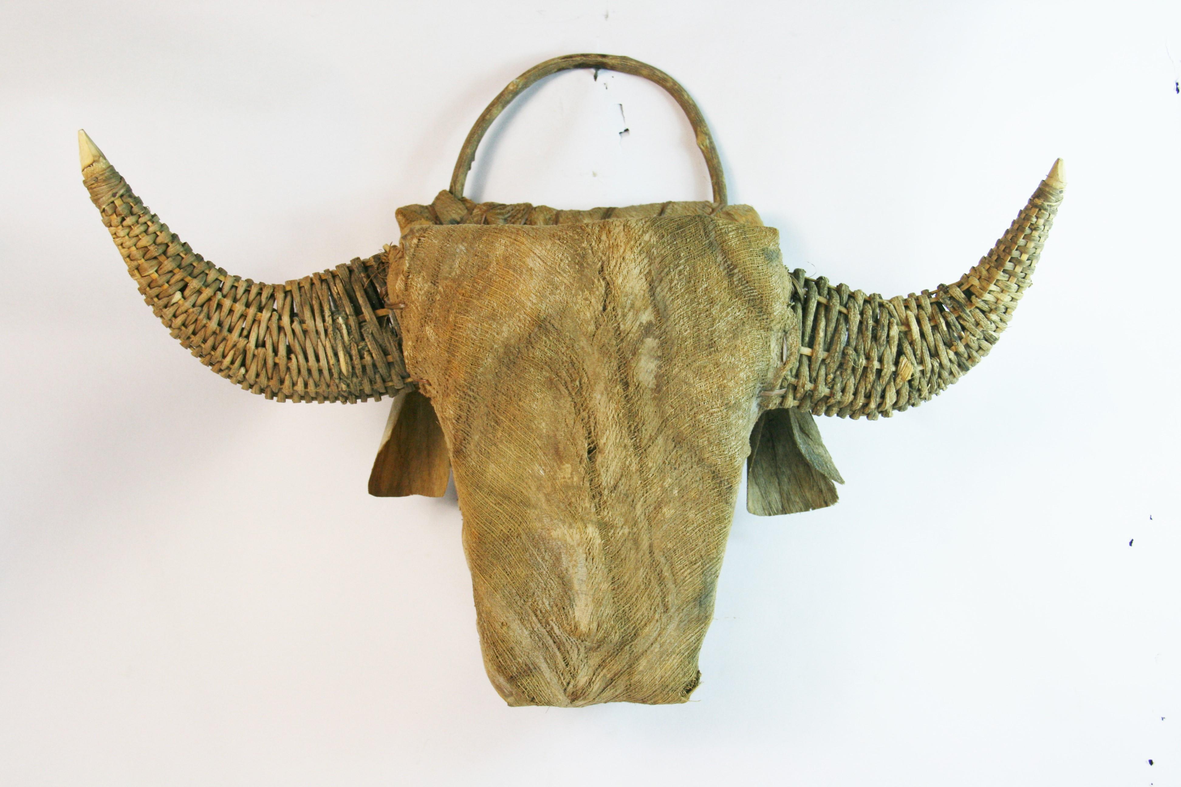 Sculpture de taureau d'art populaire en vente 1