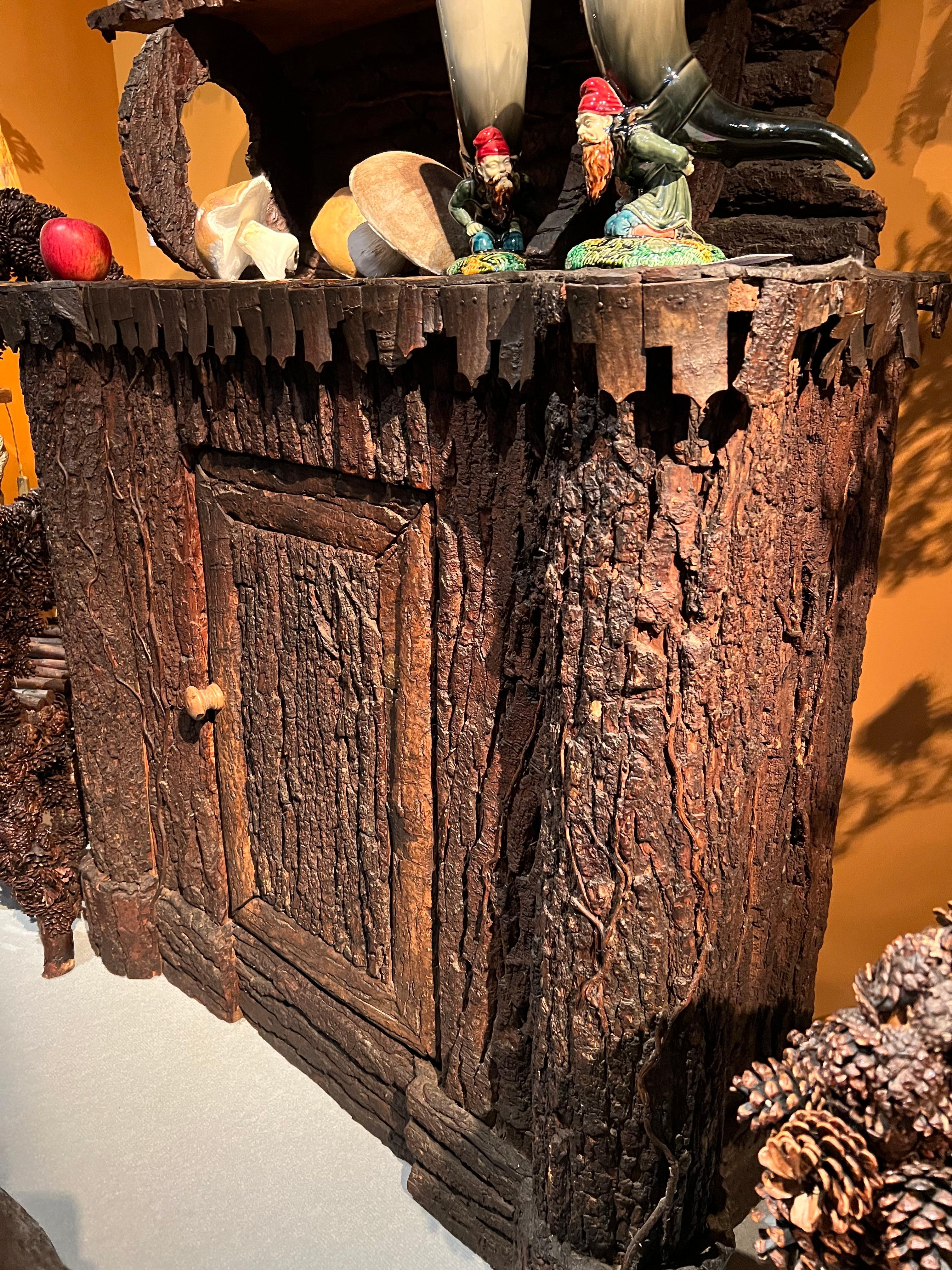 Cabinet d'art populaire de Cortina d'Ampezzo - Début du 20e siècle, Ferronnerie d'écorce Bon état - En vente à PARIS, FR