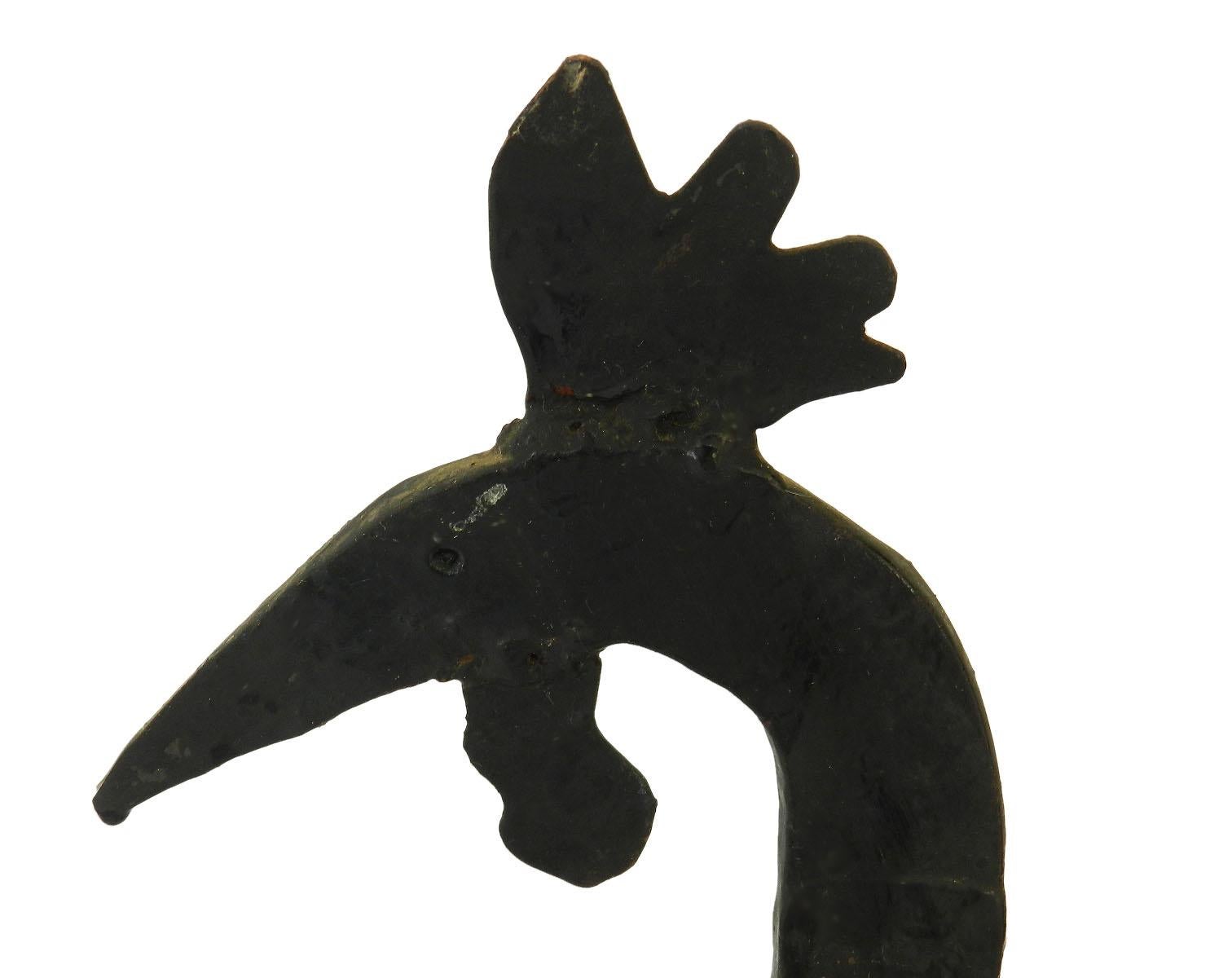 Candeliere Folk Art galletto gallo primitivo in ferro forgiato a mano, inizio XX secolo
Verniciato di nero
Arte popolare provinciale francese naif
Buone condizioni con alcuni resti di cera e segni d'uso e d'età.





  