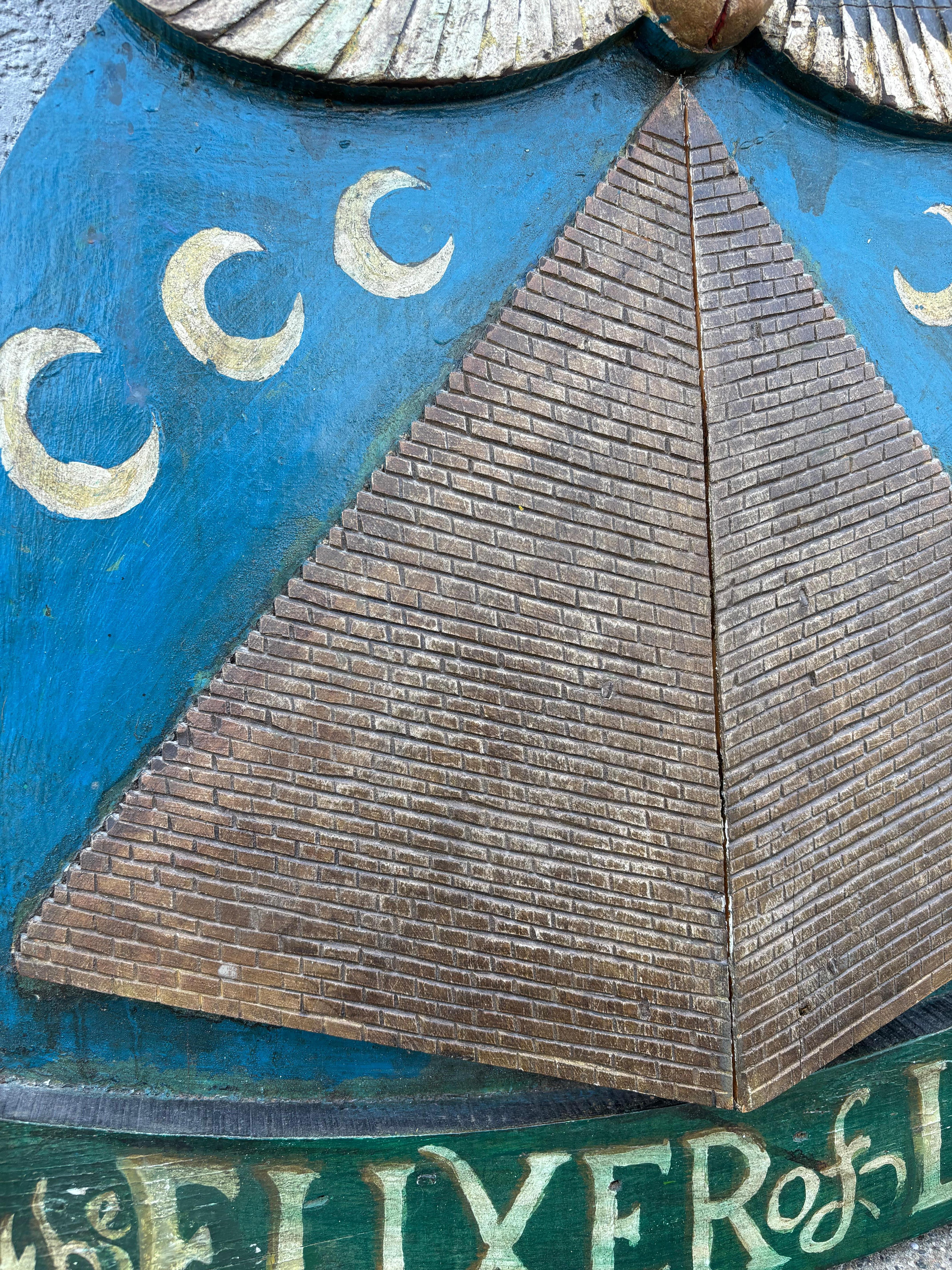 Arte popolare Segno di Carnevale d'arte popolare Scarabeo alato e piramide 
