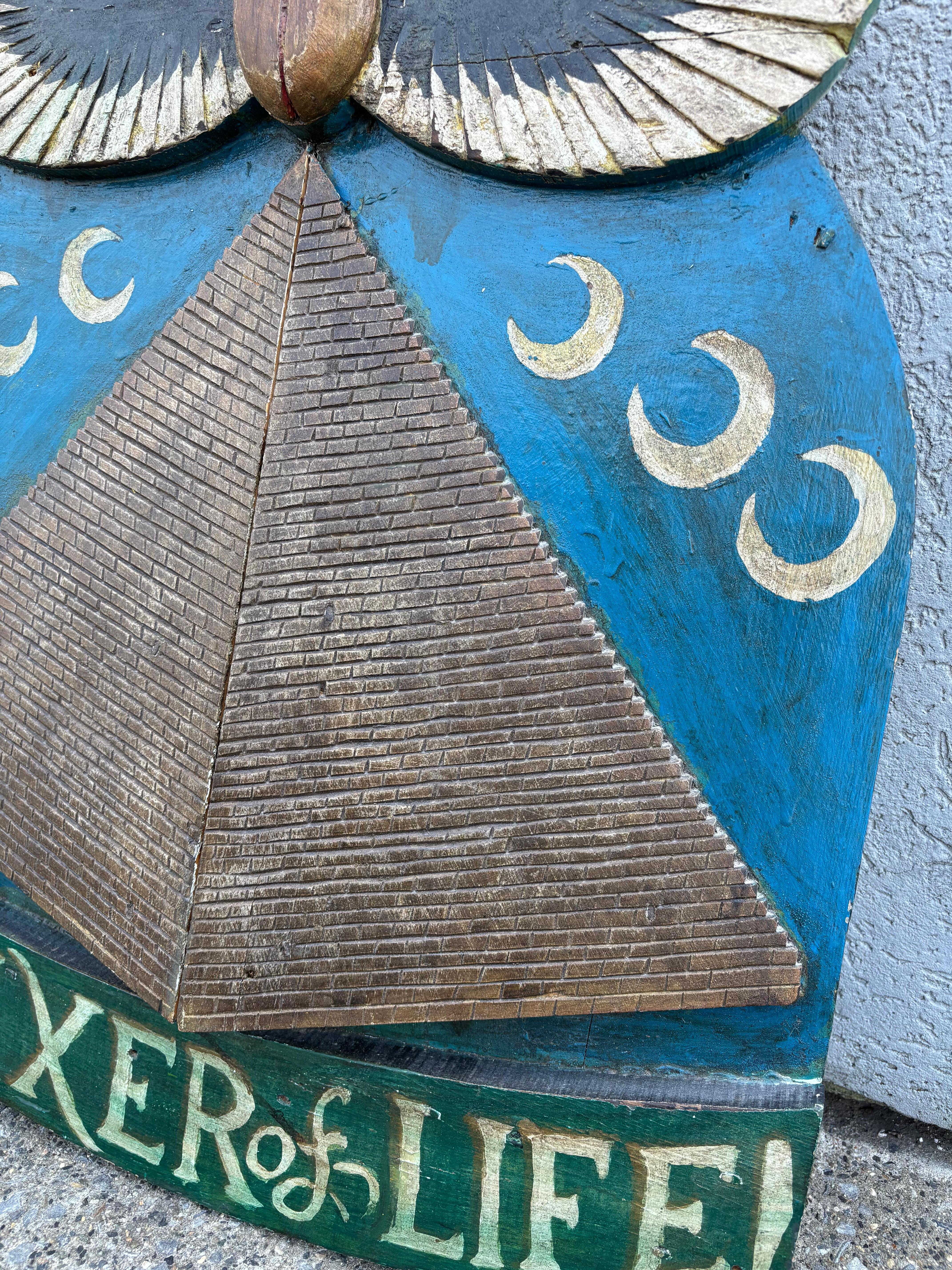 Americano Segno di Carnevale d'arte popolare Scarabeo alato e piramide 