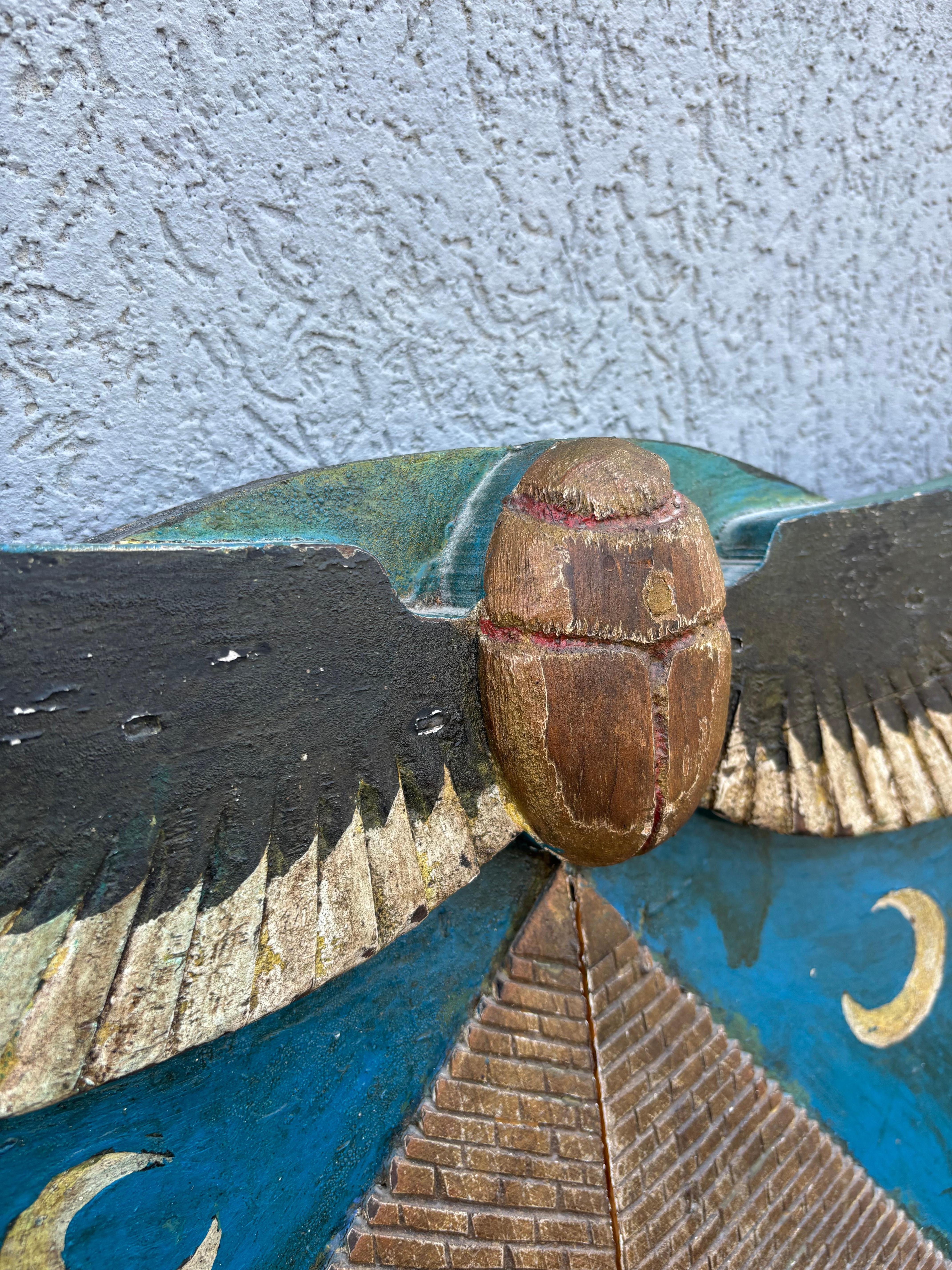 Legno Segno di Carnevale d'arte popolare Scarabeo alato e piramide 