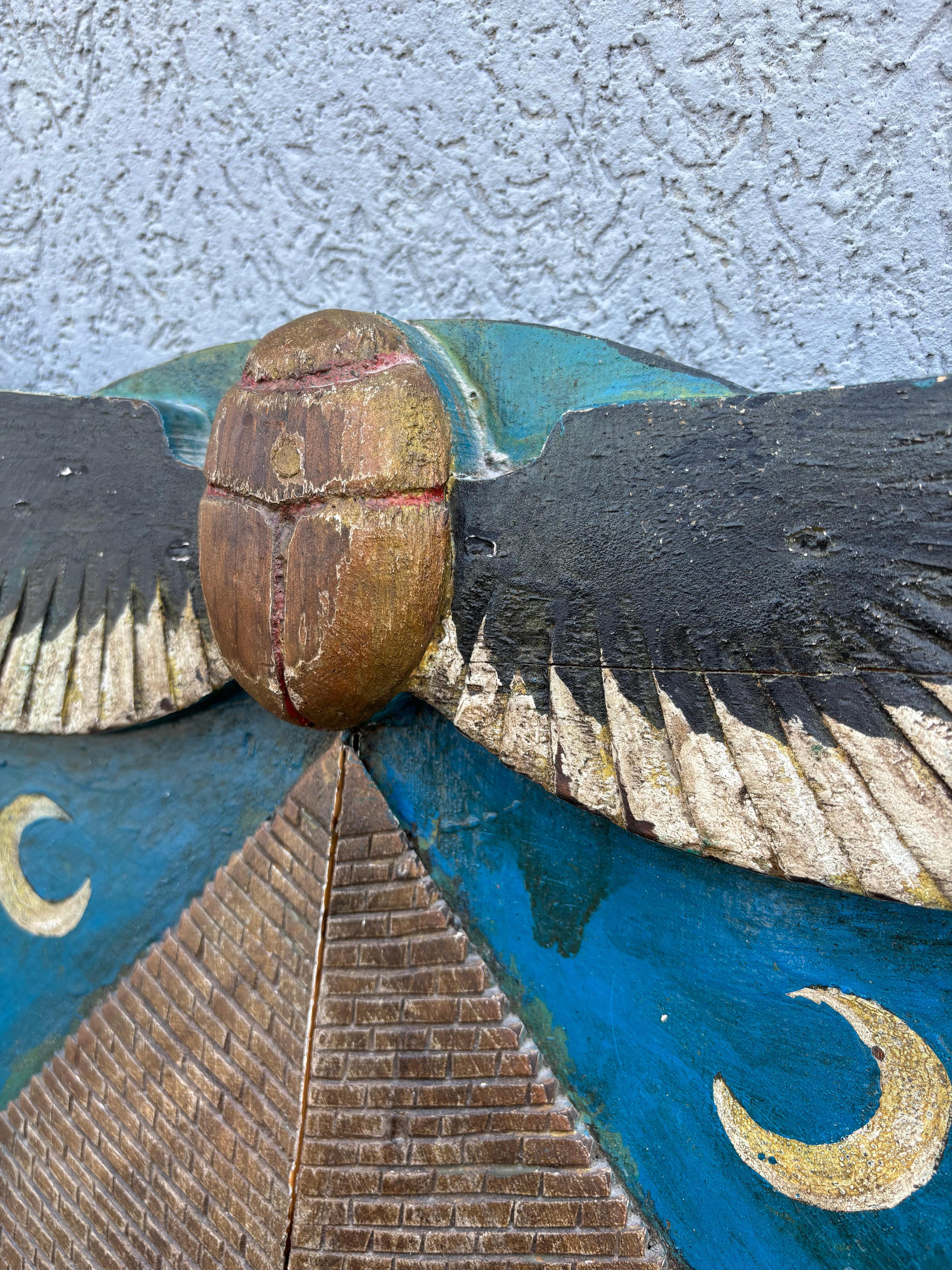 Segno di Carnevale d'arte popolare Scarabeo alato e piramide 