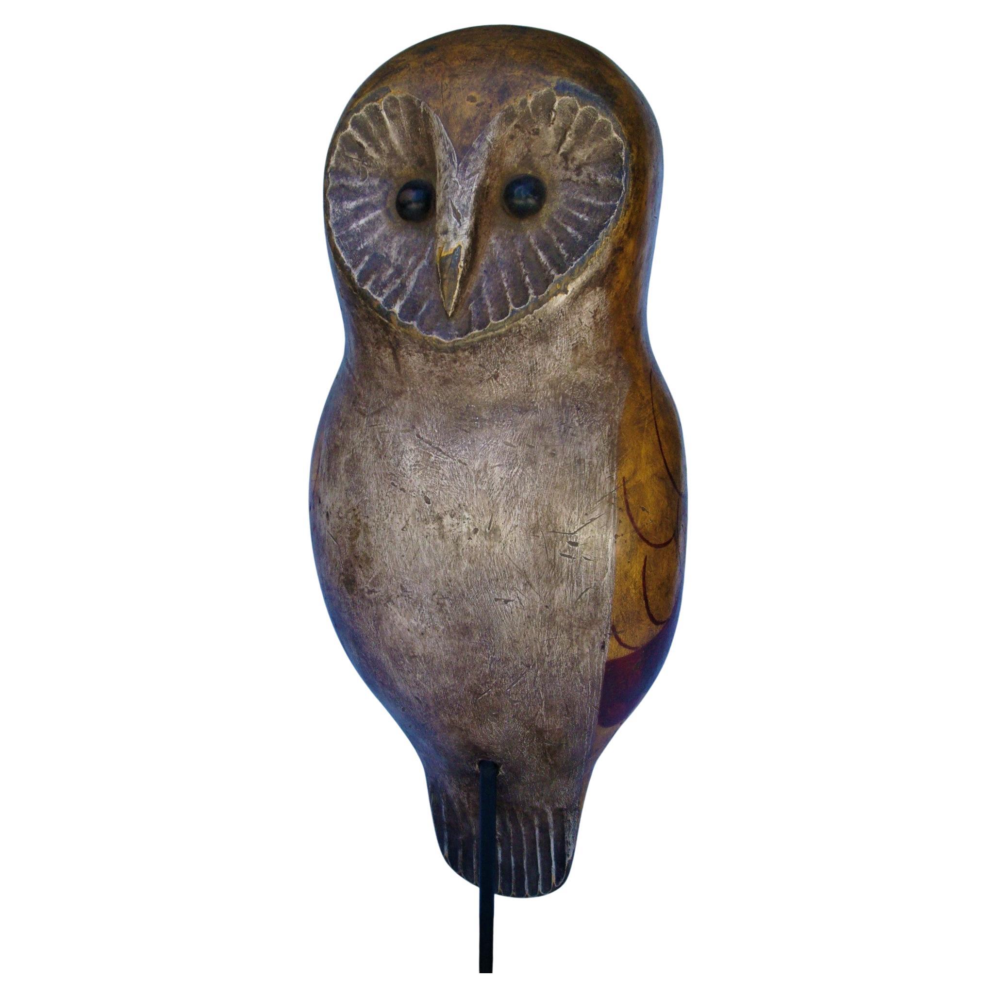 Folk Art carved and painted owl decoy, USA 1900's
A decorative barn owl carving decoy 
Original paint with even wear.
Mounted over a new iron stand.