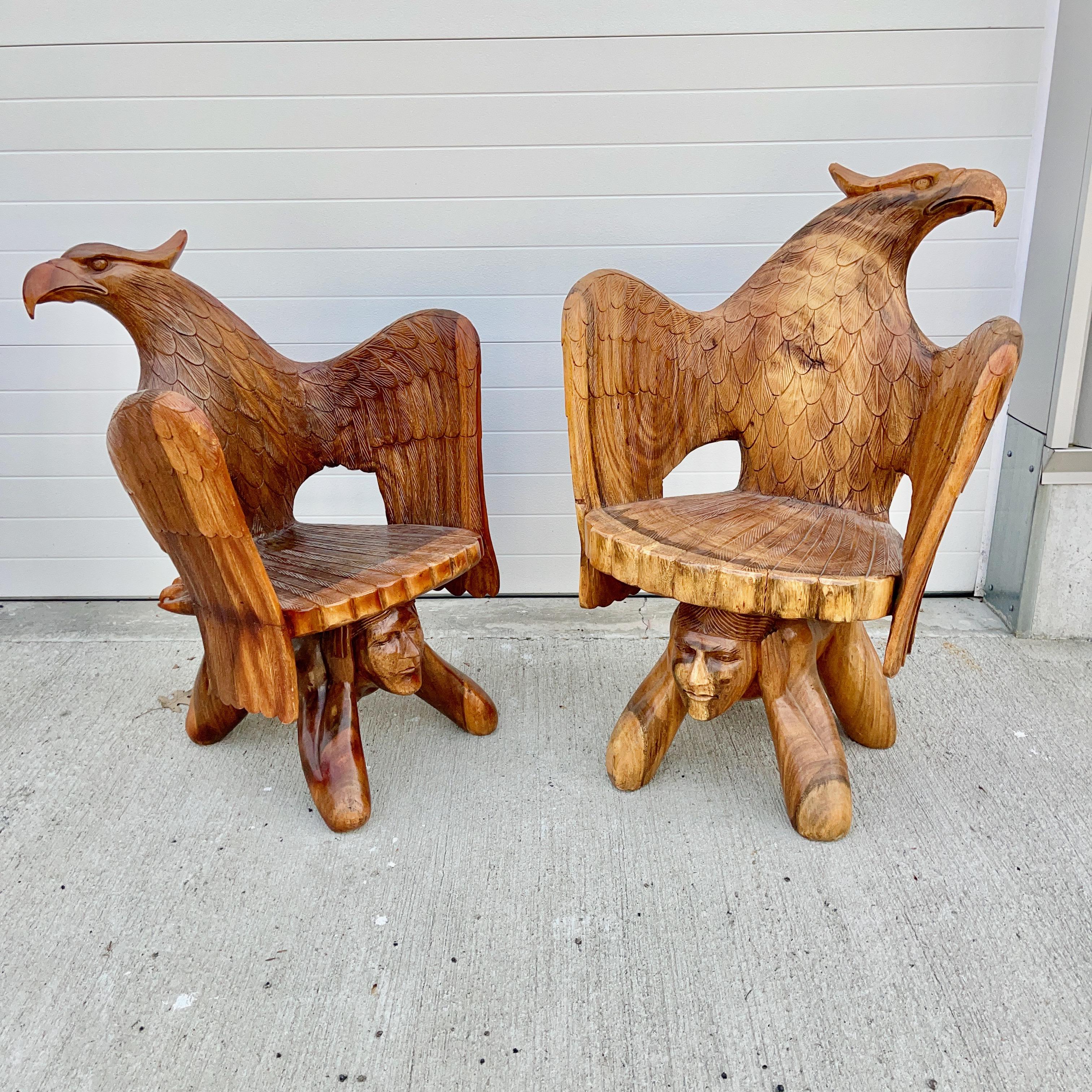 Artisanat Art Carved Eagle Chairs (chaises à aigle) en vente
