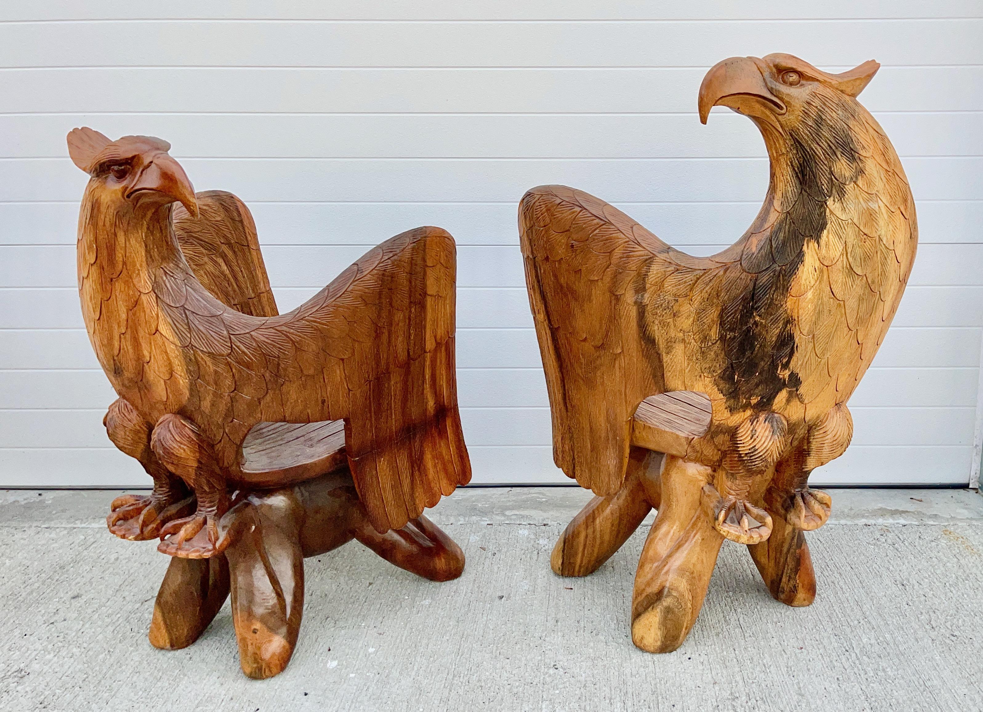 Sculpté à la main Art Carved Eagle Chairs (chaises à aigle) en vente