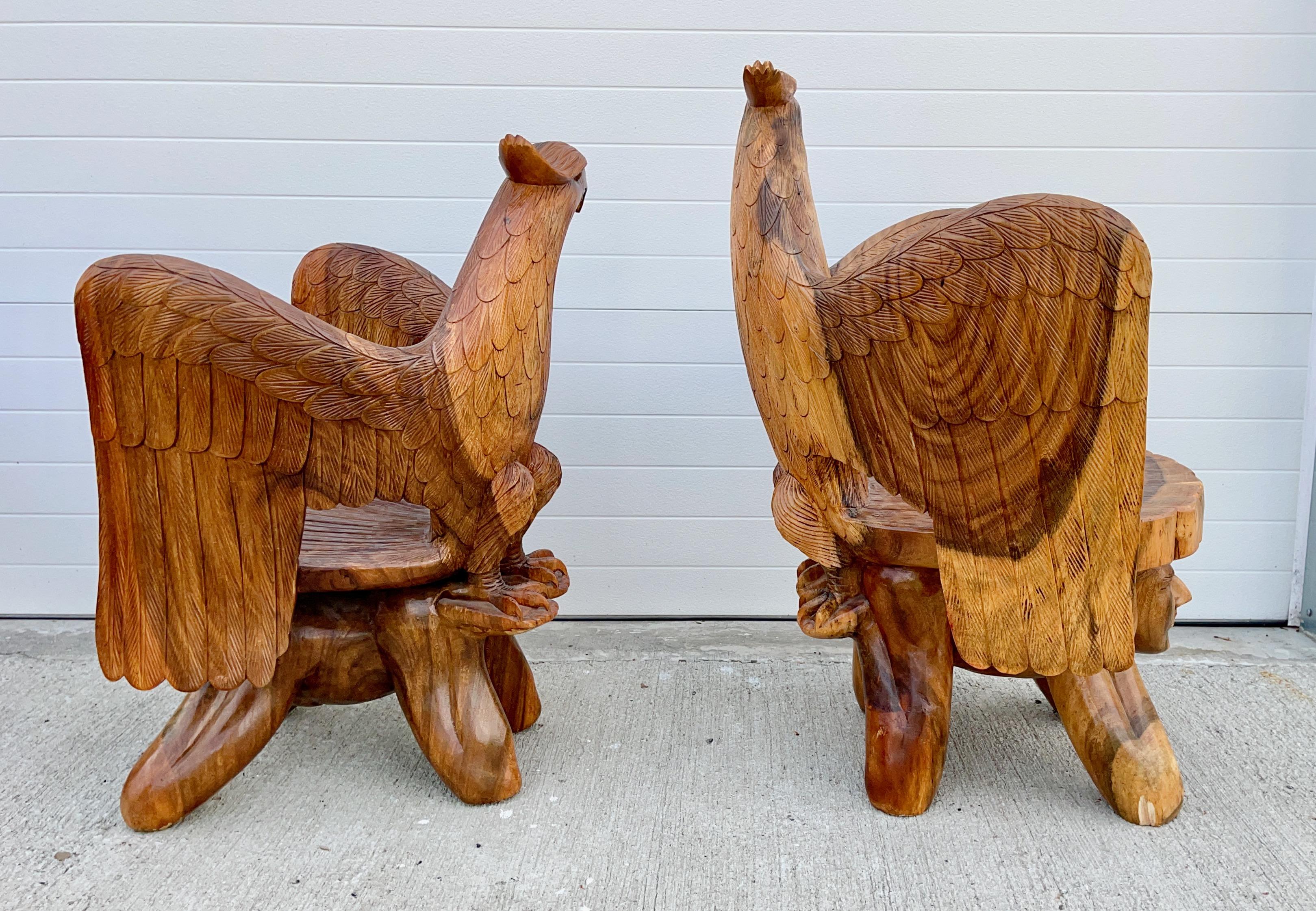 20ième siècle Art Carved Eagle Chairs (chaises à aigle) en vente