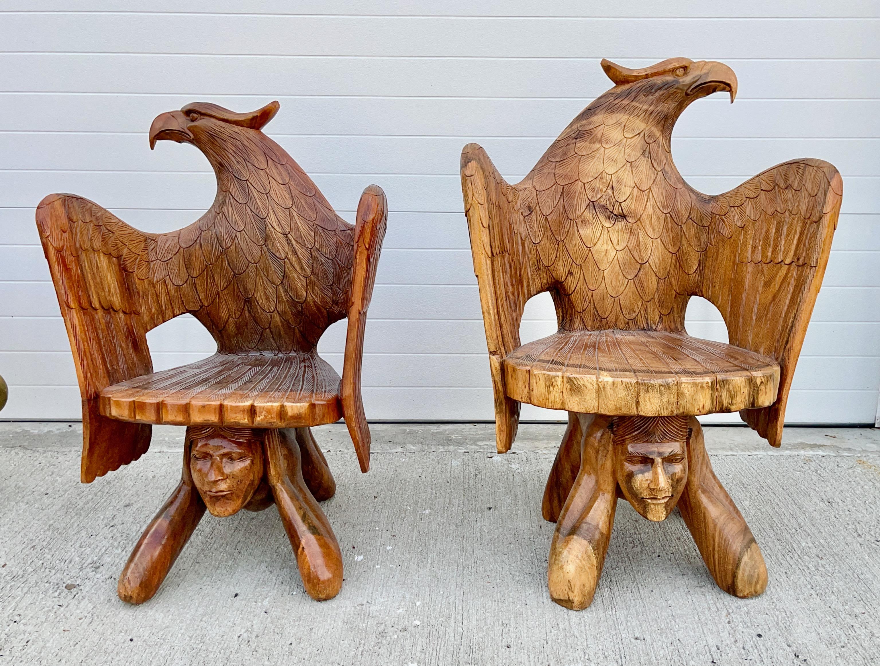 Noyer Art Carved Eagle Chairs (chaises à aigle) en vente