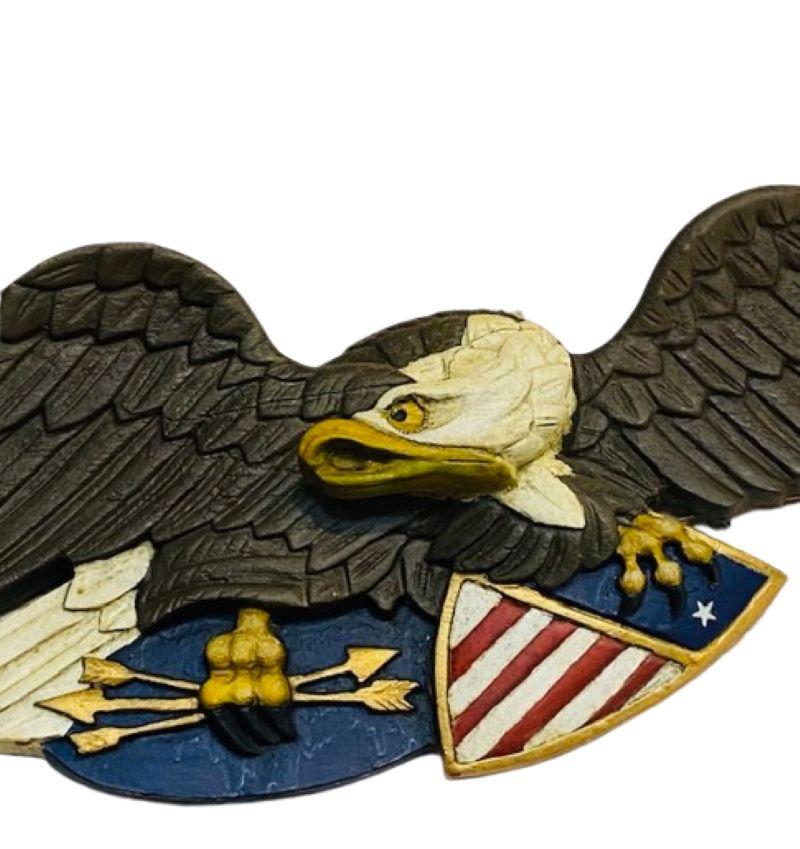 Placa de águila patriótica tallada en estilo Folk Art Vintage, alrededor de 1940, placa de águila patriótica tallada y pintada inspirada en Bellamy con escudo americano y un puñado de flechas.

La placa se conserva en muy buen estado, con brillo y