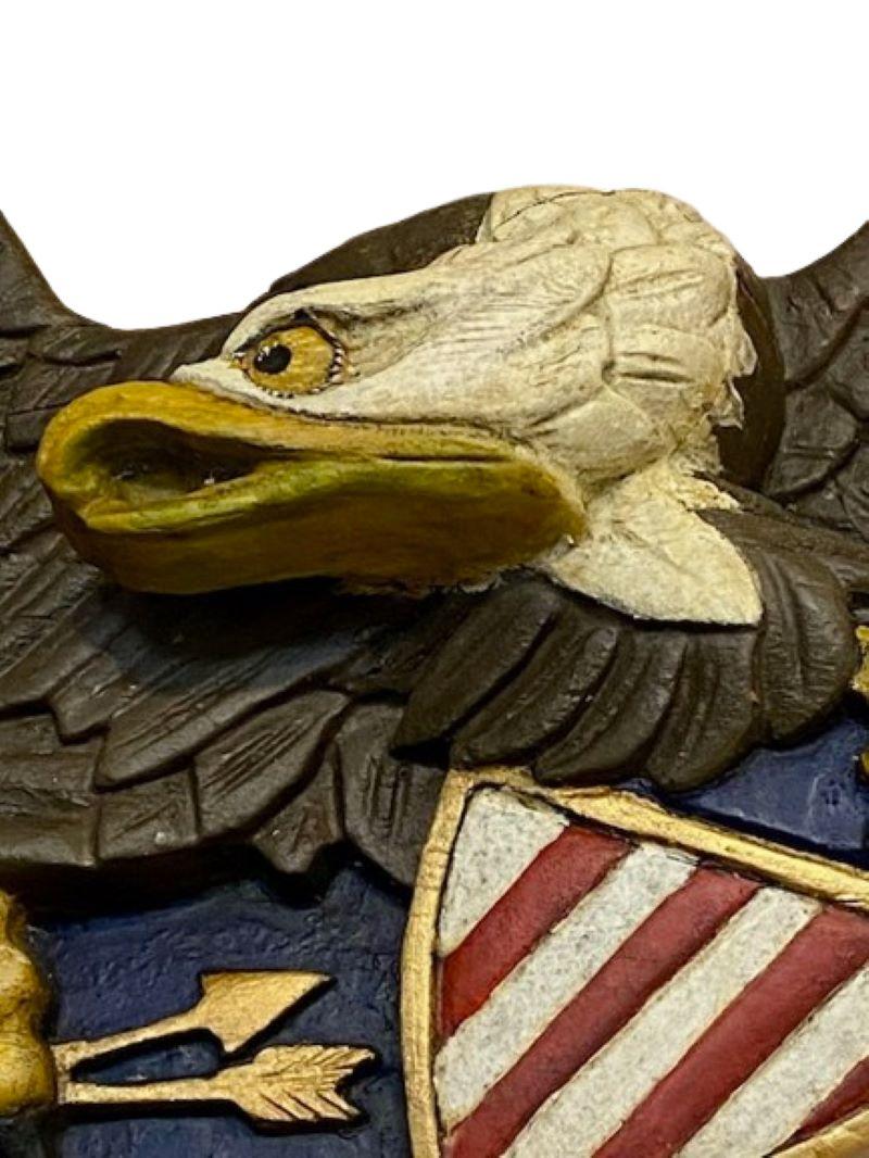 Placa de Águila Patriótica Tallada en Arte Popular Estadounidense en venta
