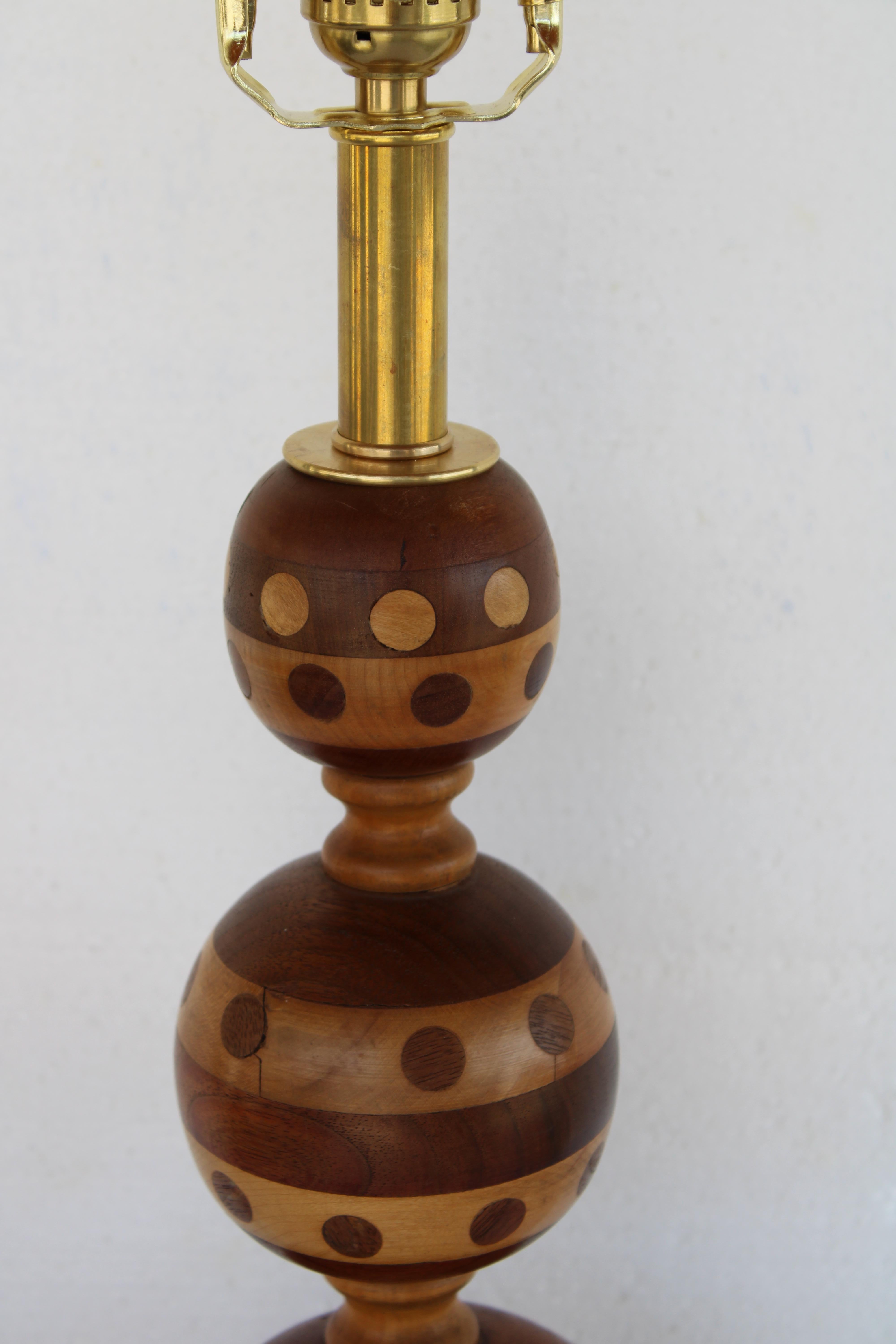 Lampe en bois sculpté d'art populaire avec points.  La base en bois a un diamètre de 5,5 pouces.  La lampe en bois (y compris la base) mesure 16