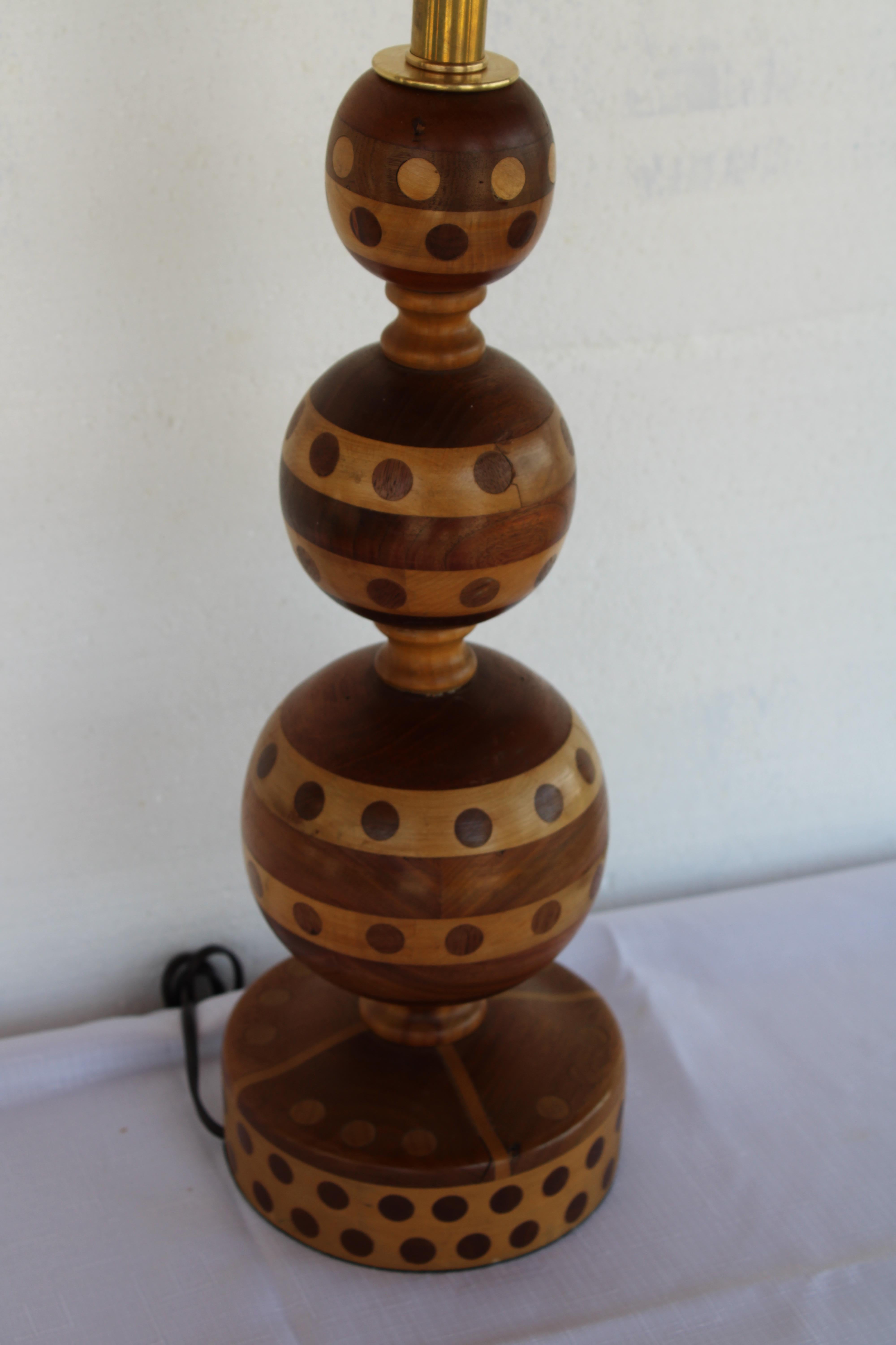 Artisanat Lampe en bois sculpté Folk Art, Dot Dot en vente
