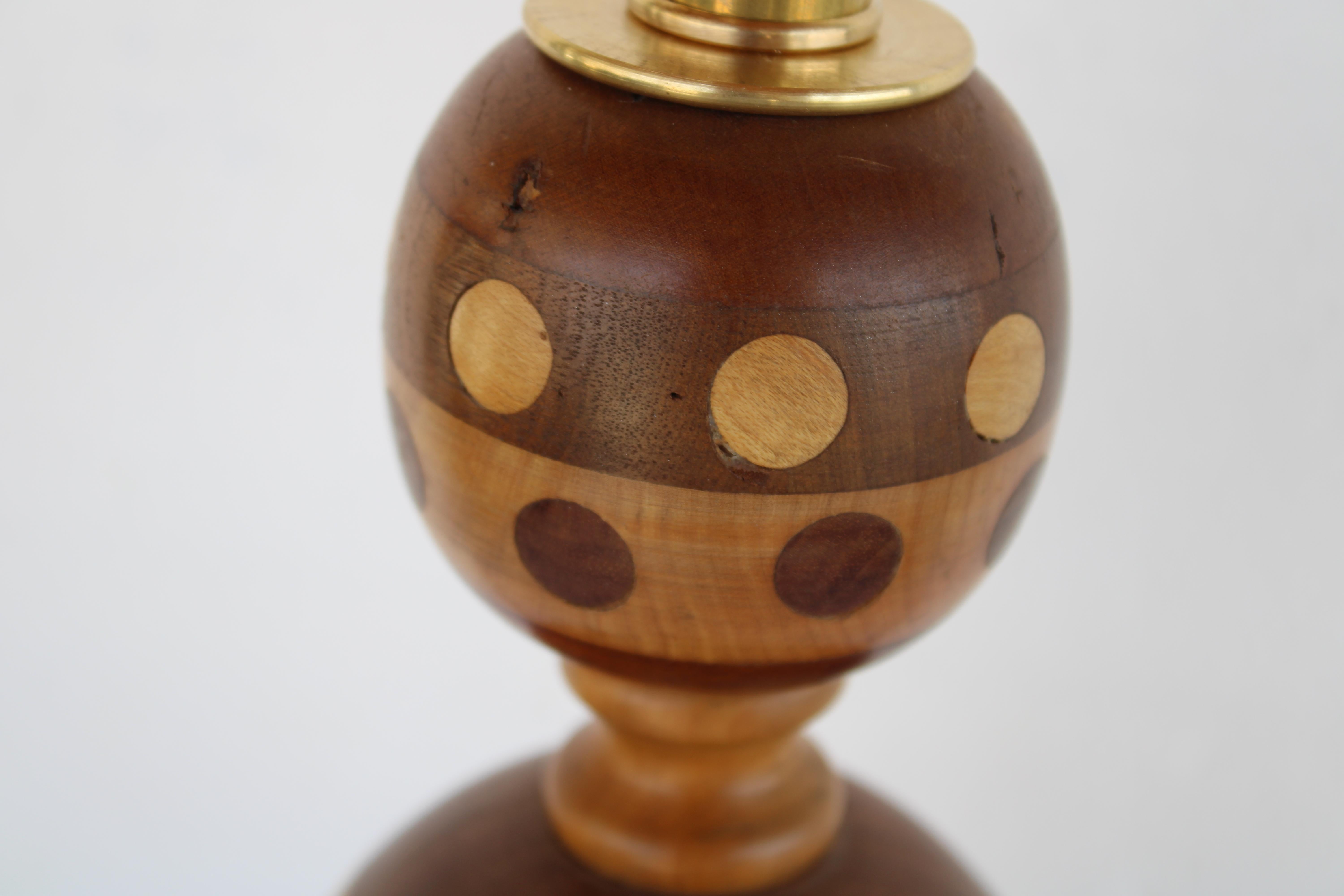 Américain Lampe en bois sculpté Folk Art, Dot Dot en vente