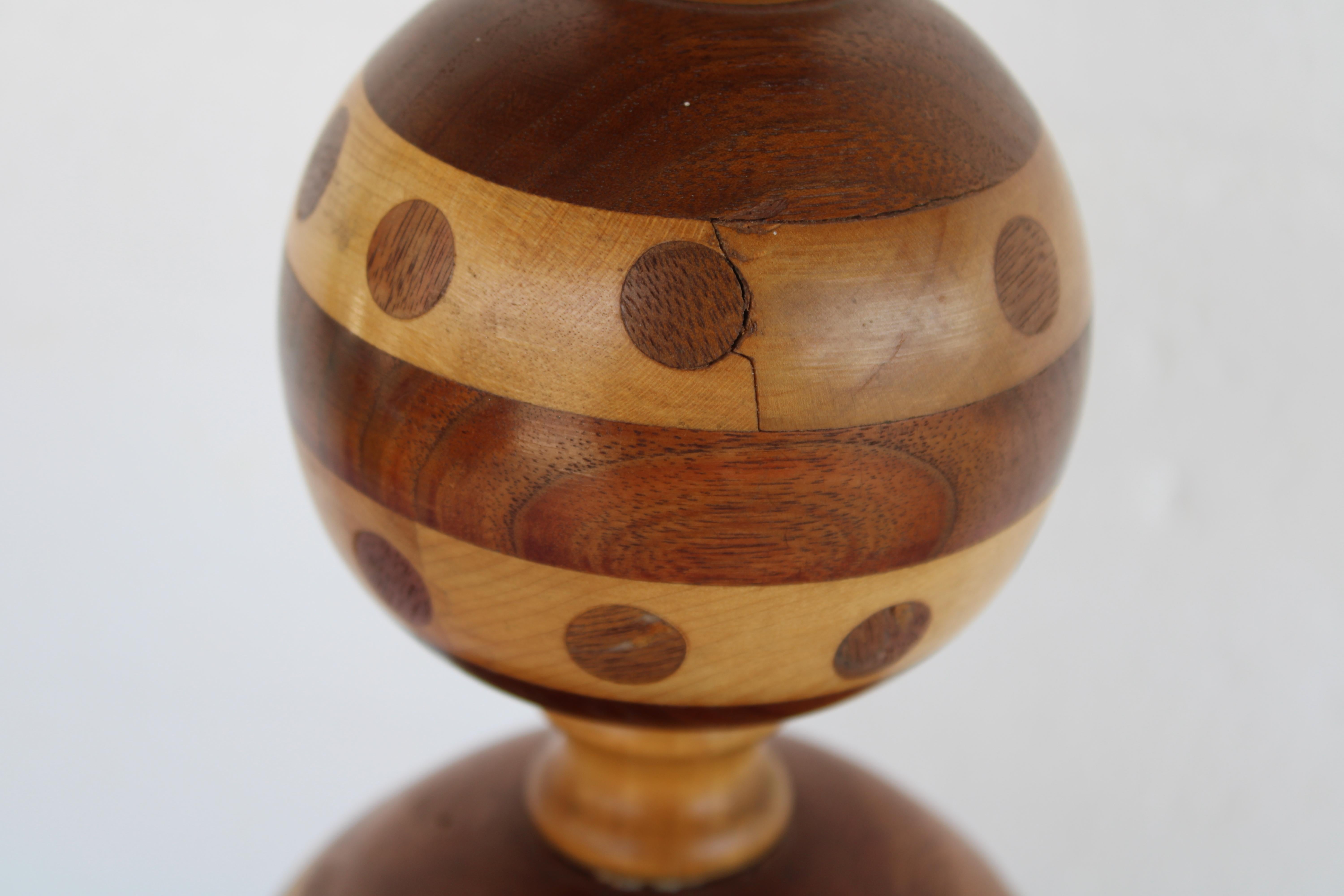 Lampe en bois sculpté Folk Art, Dot Dot Bon état - En vente à Palm Springs, CA