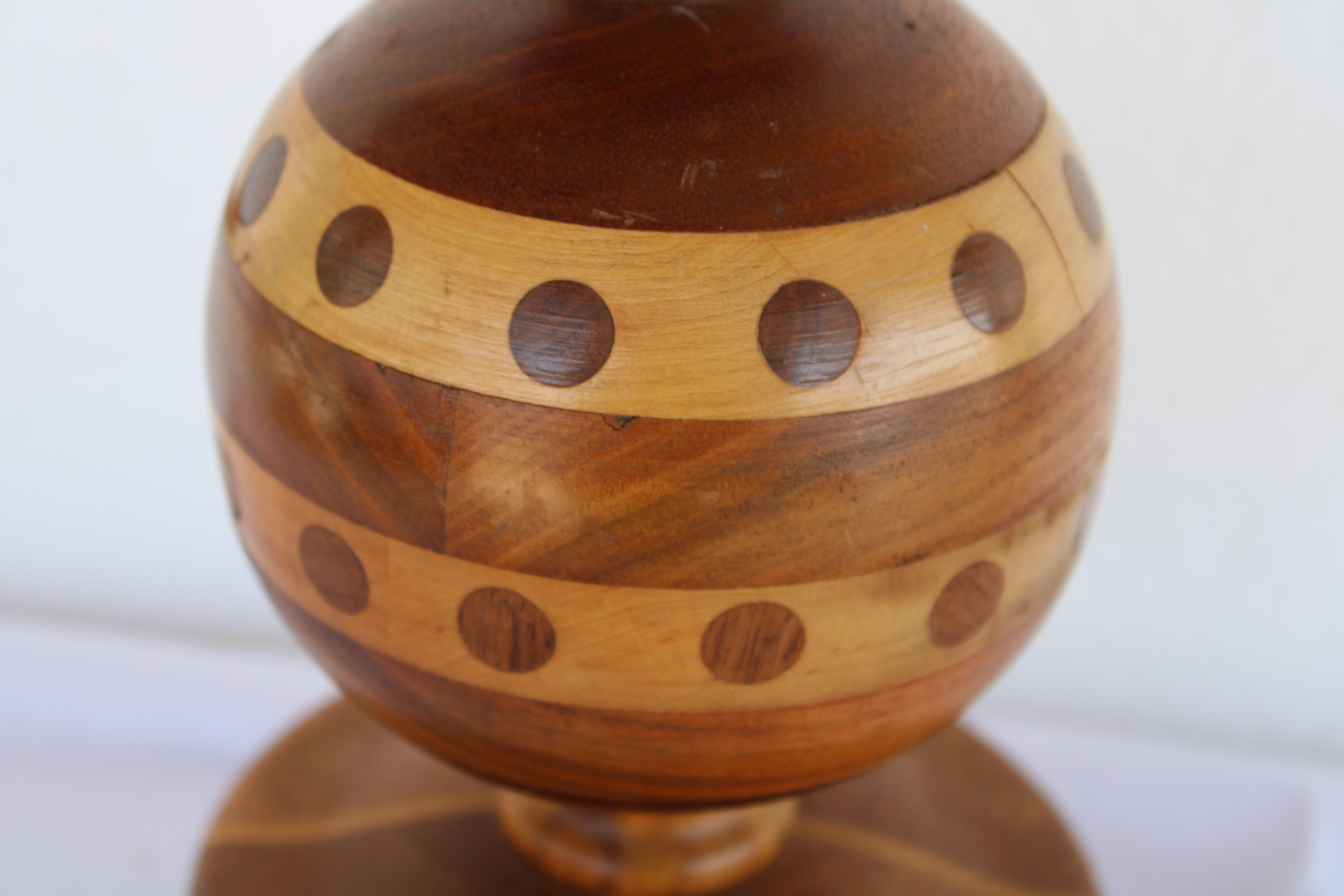 Milieu du XXe siècle Lampe en bois sculpté Folk Art, Dot Dot en vente