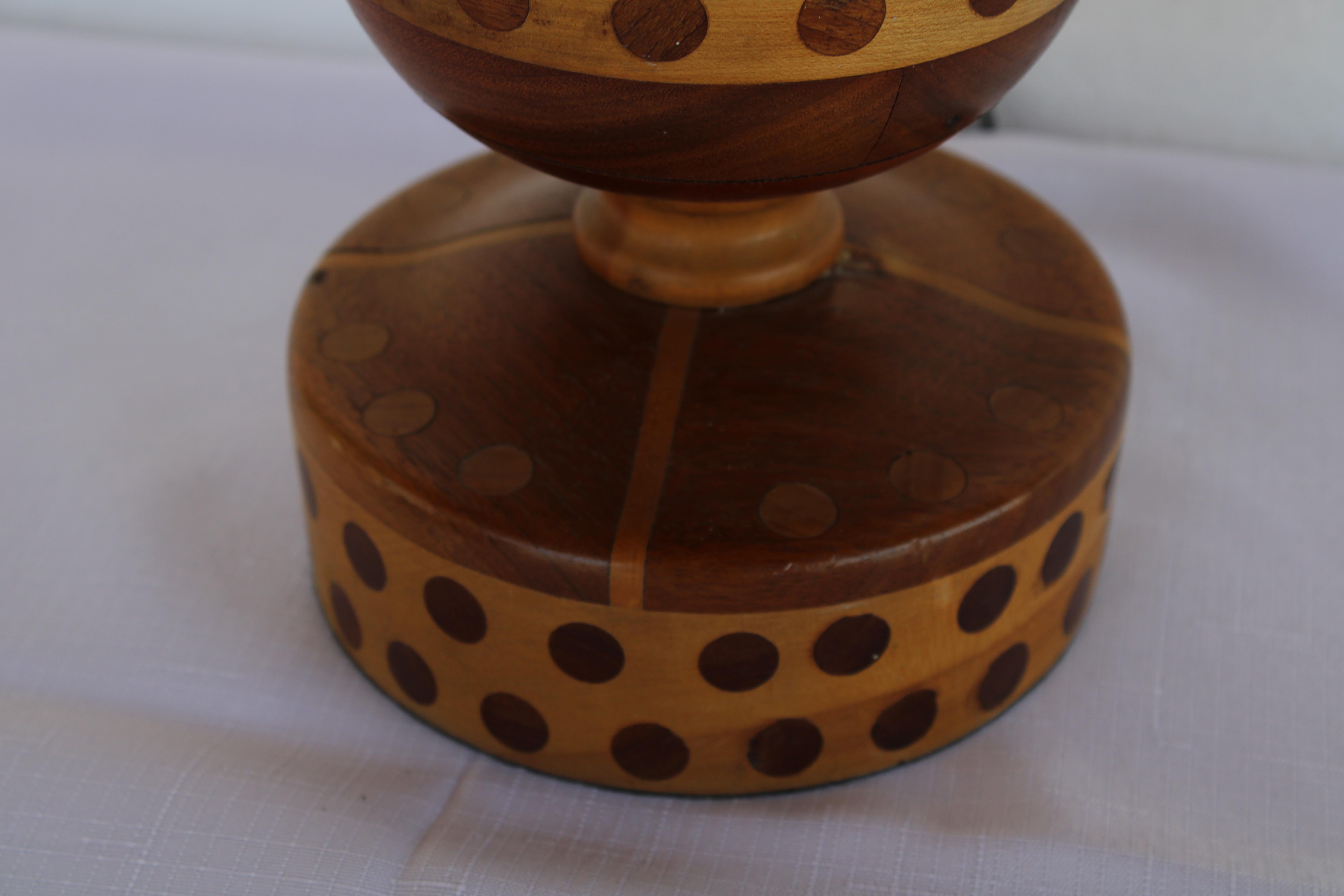 Laiton Lampe en bois sculpté Folk Art, Dot Dot en vente