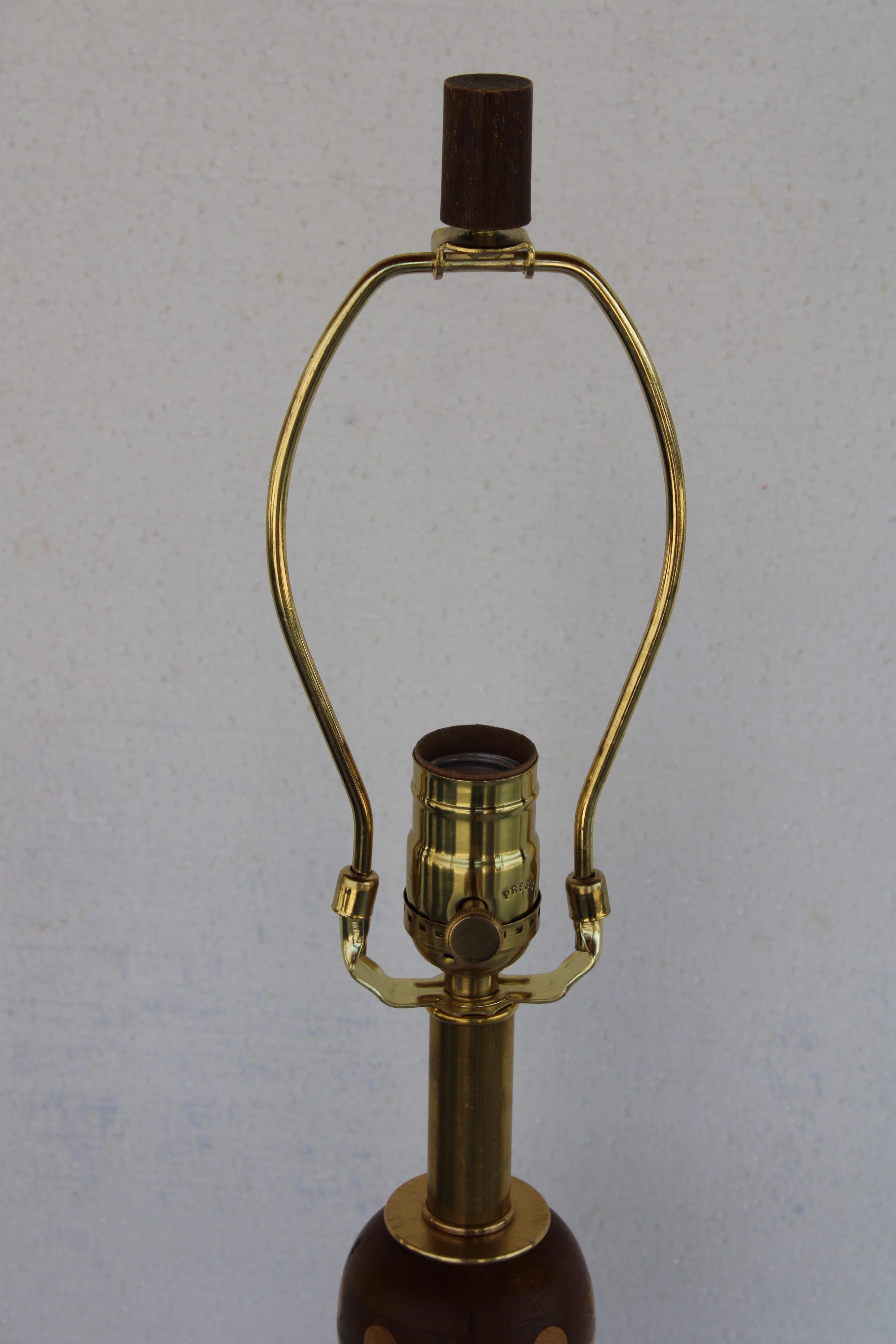 Lampe en bois sculpté Folk Art, Dot Dot en vente 1