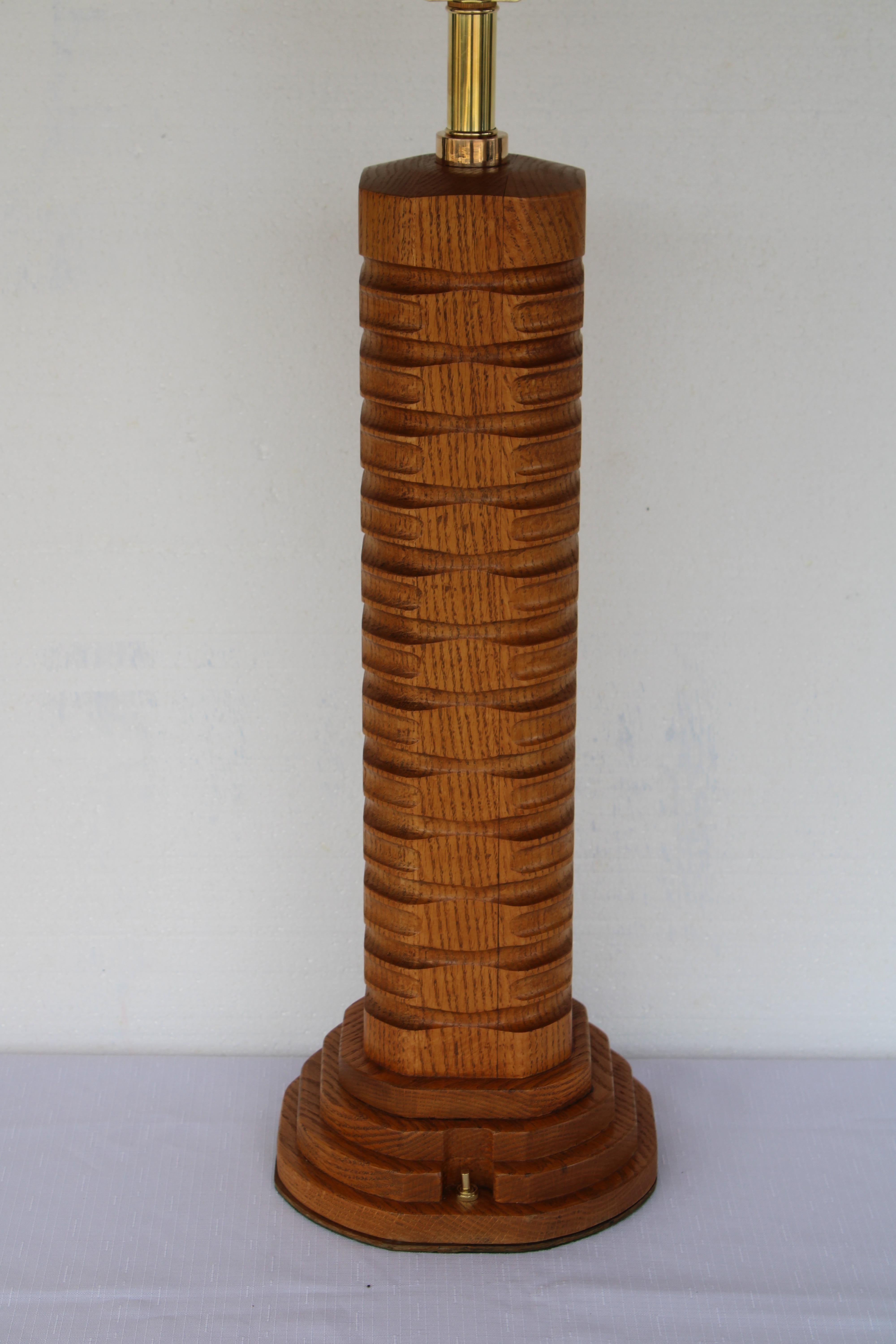 Lampe en bois sculpté d'art populaire.  La base en bois est de 9