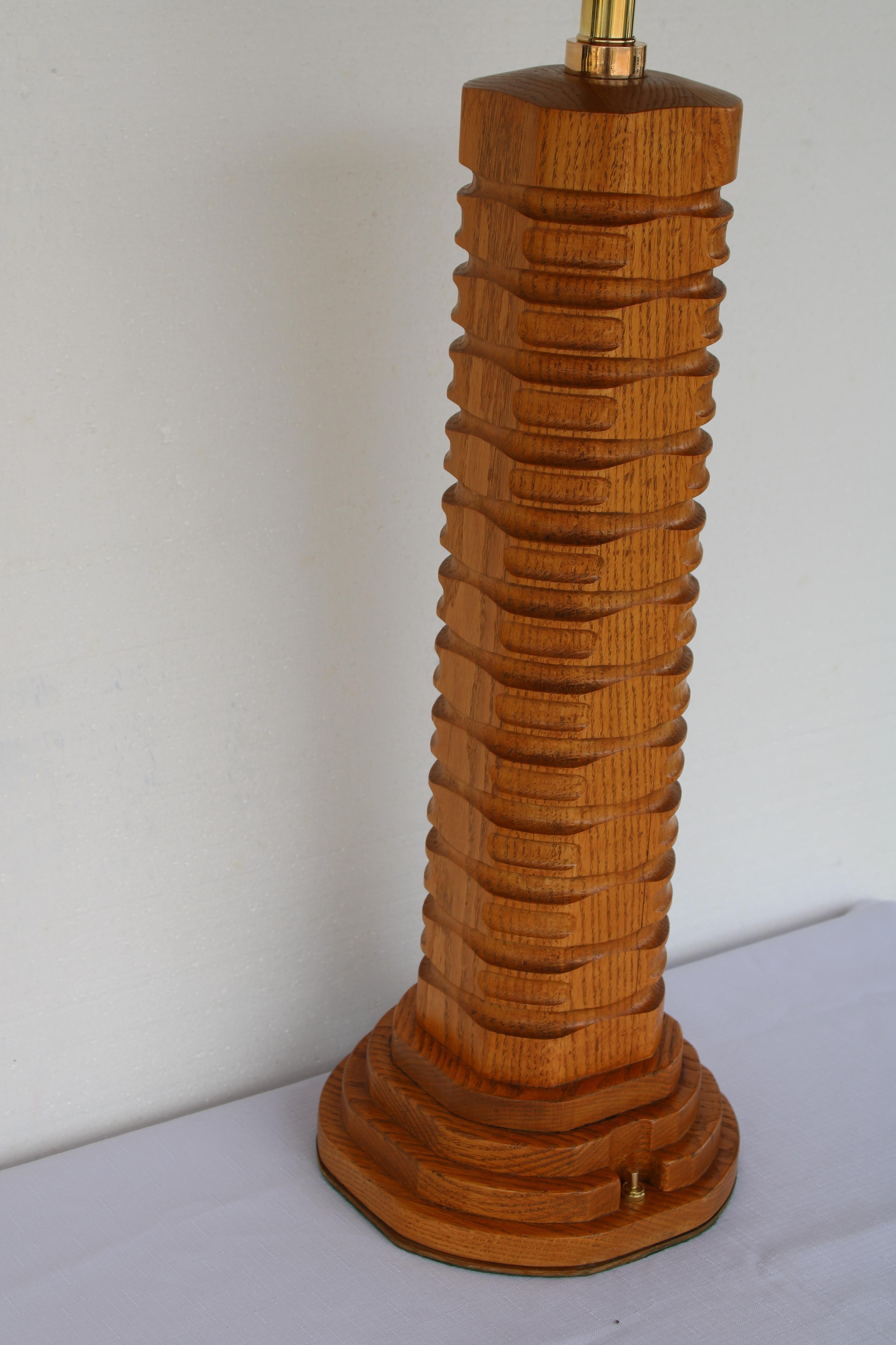 Américain Art Carved Wood Wood Lamp en vente