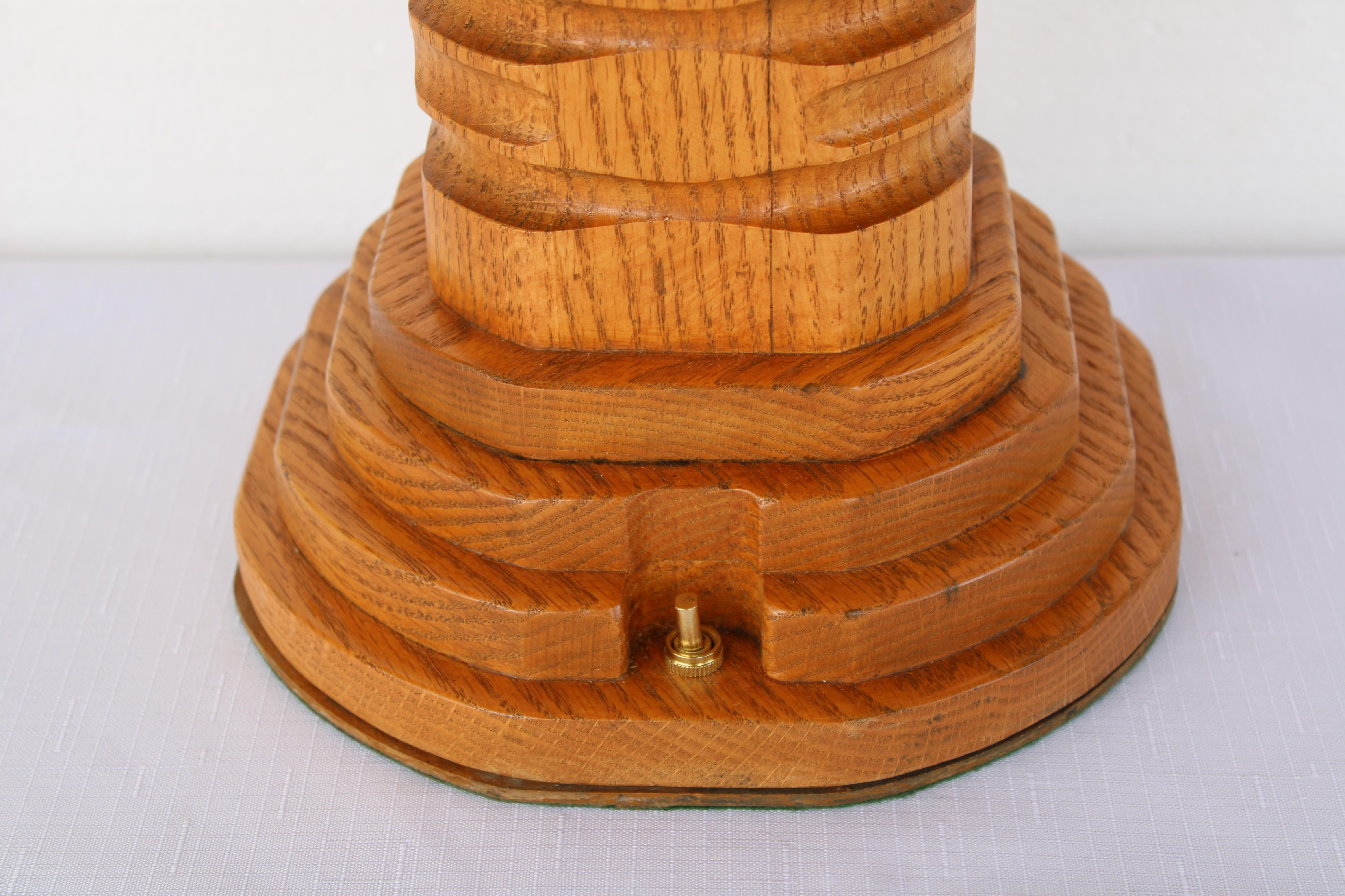 Milieu du XXe siècle Art Carved Wood Wood Lamp en vente