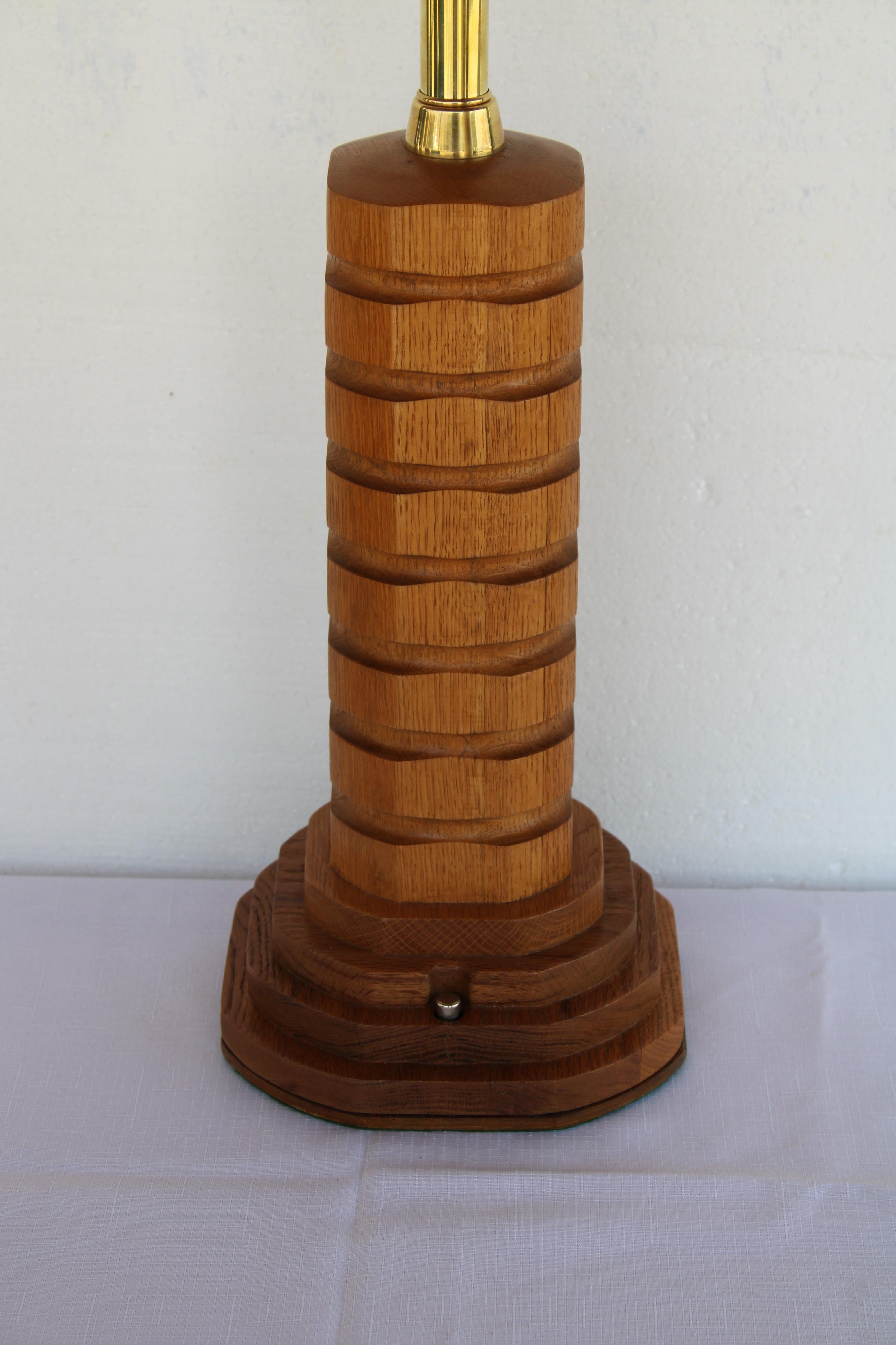 Lampe en bois sculpté d'art populaire.  La base en bois est de 7.75
