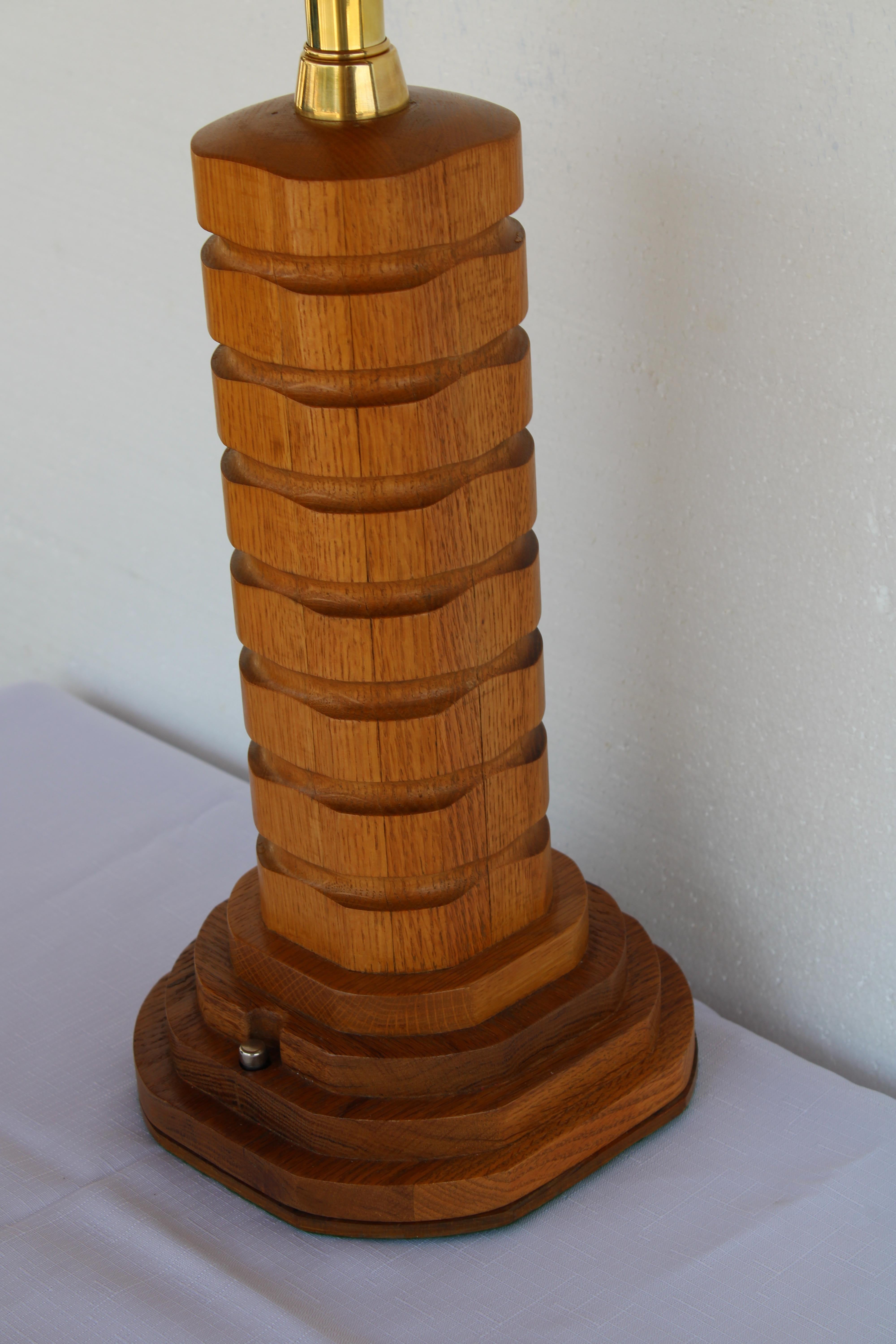 Artisanat Lampe en bois sculpté de style Art Carved, petite en vente