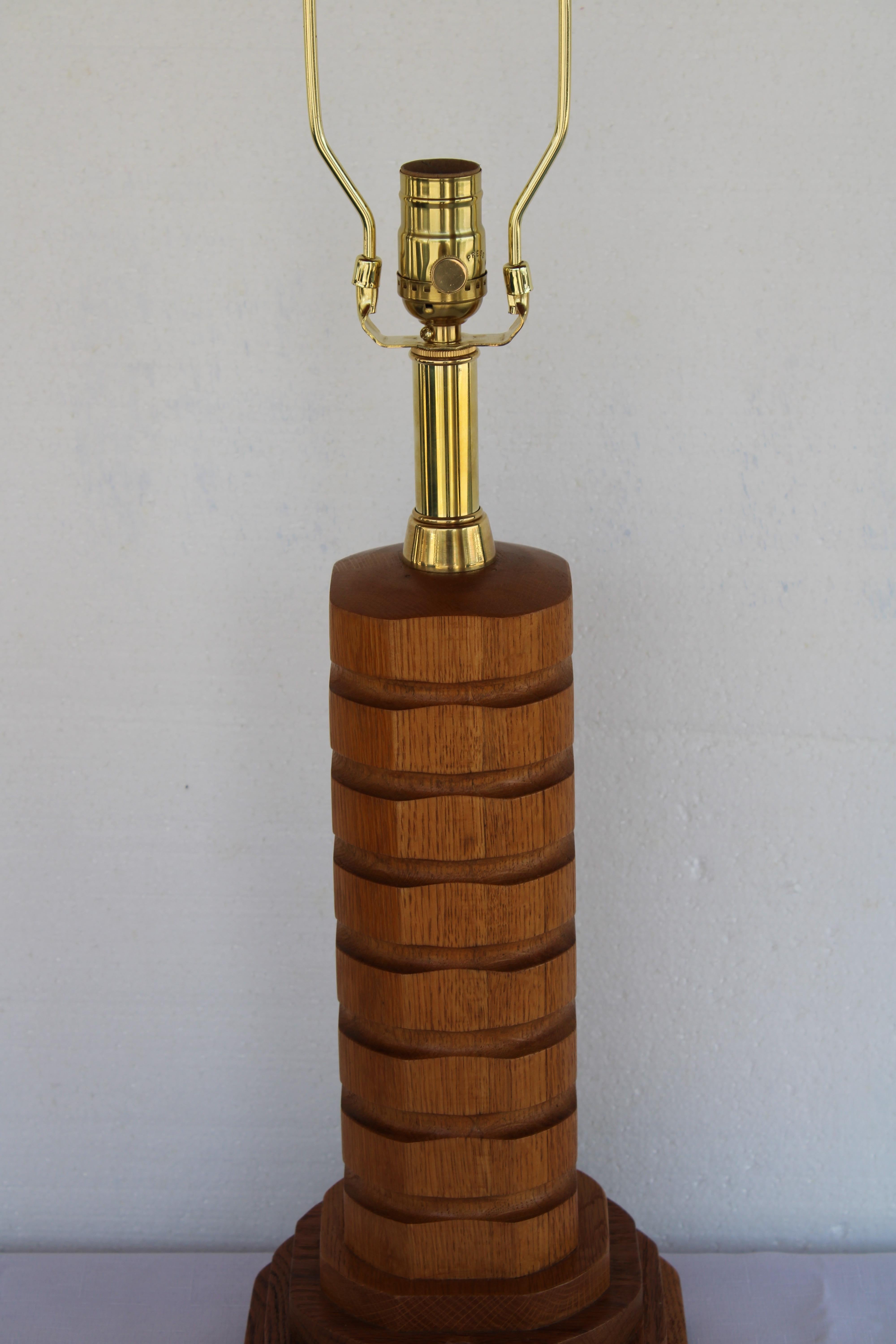 Américain Lampe en bois sculpté de style Art Carved, petite en vente